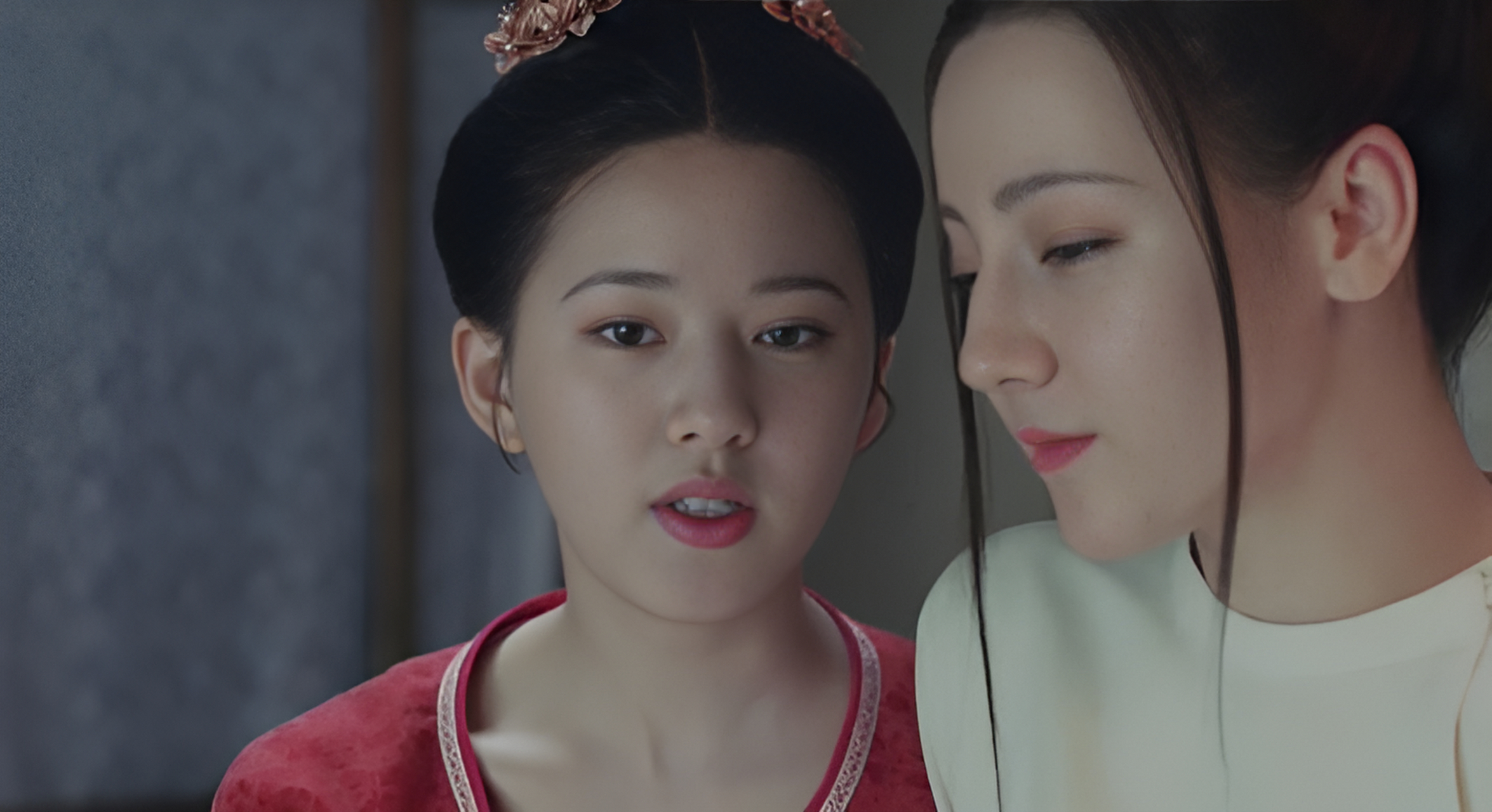 再看迪丽热巴和赵露思同框,一个像公主,一个像侍女.
