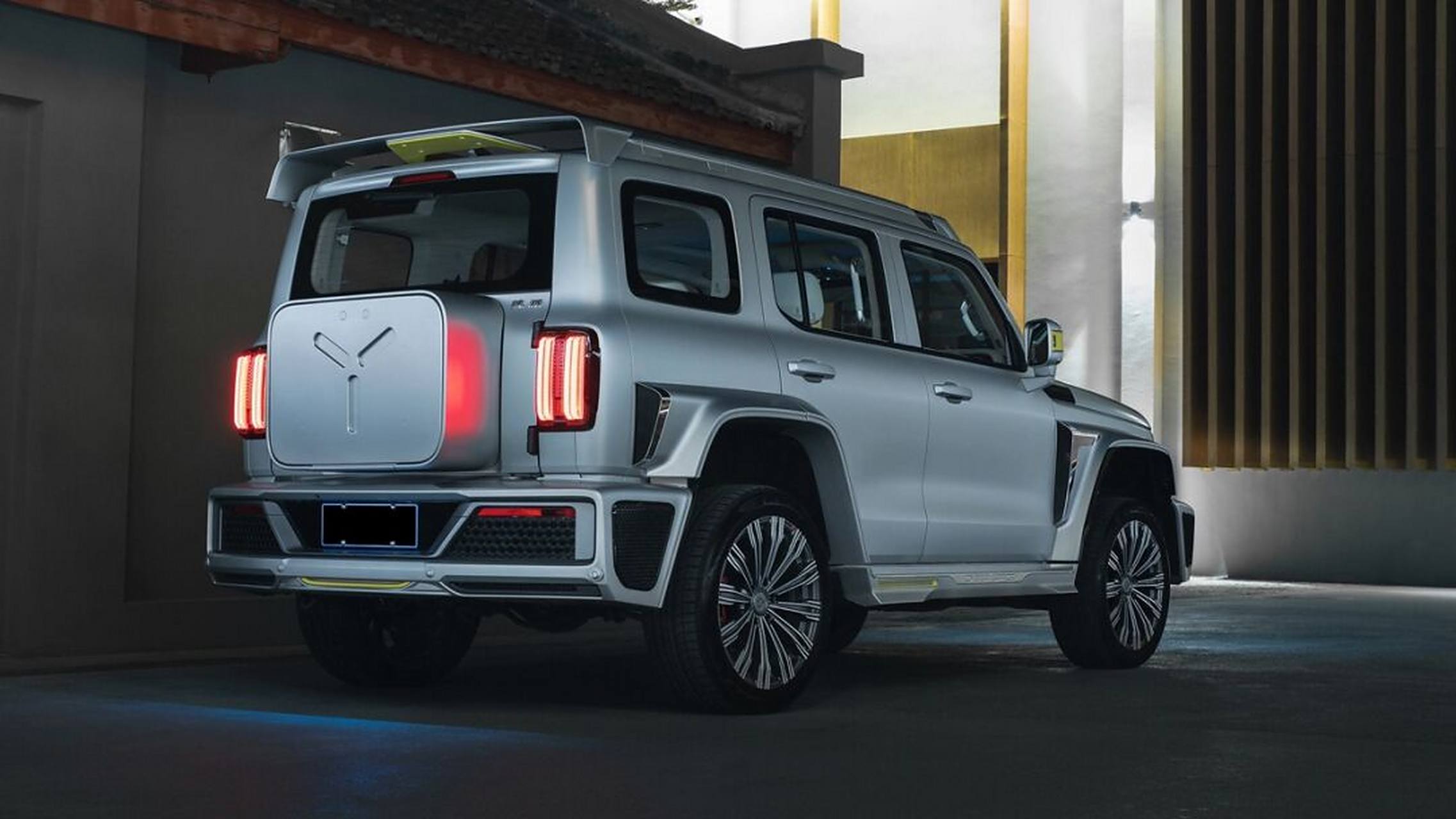 篇章  赛博坦克300,这款由长城汽车与cyberspace联合打造的硬派越野车