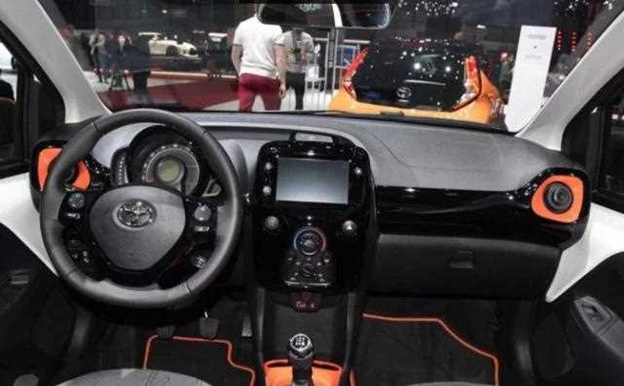 16,不能2018年2月23日,丰田aygo微型车改款新车在海外发布设计图,外观