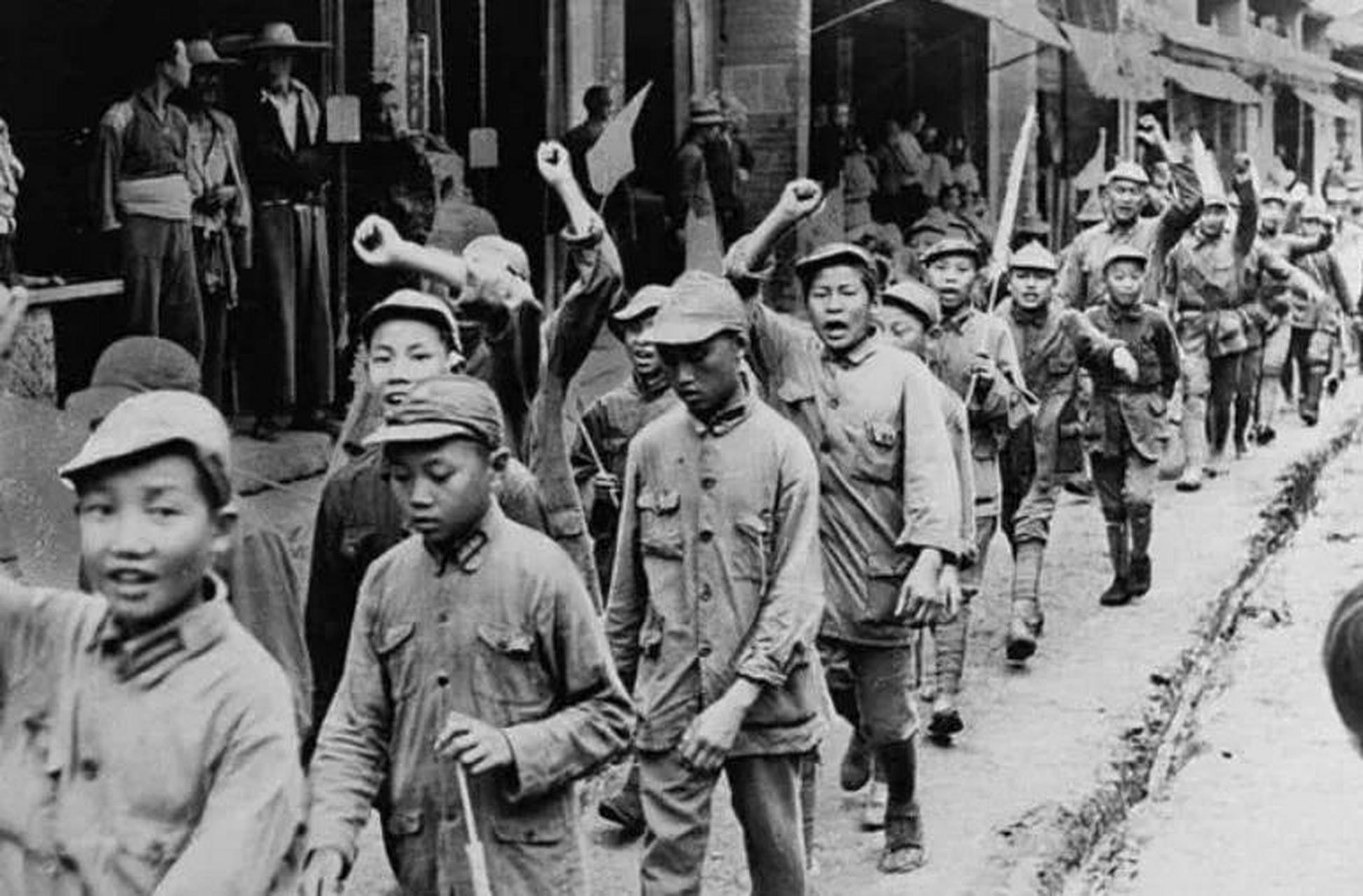 奔赴前线的抗日"娃娃兵"  1937年,随着日寇入侵,中国爆发了抗日战争.