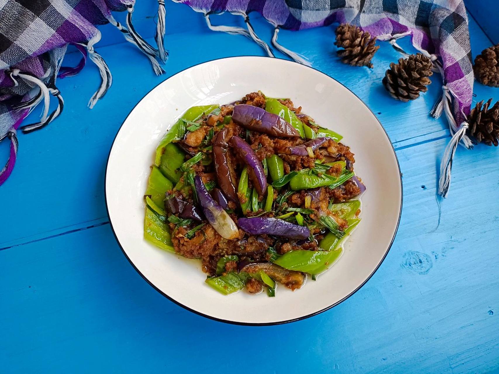 肉末酱茄子 茄子又名"茄",又称"落苏",是餐桌上为数不多的紫色蔬菜