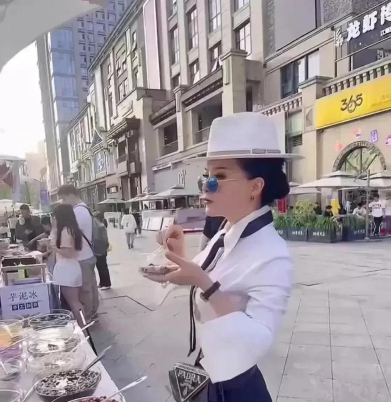 最近在重庆,"帽子姐"上了热搜,她身着优美,充满气质的长裙与标志性的