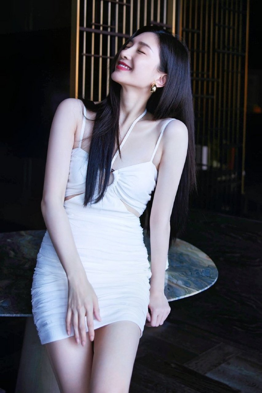 江疏影# 身着性感白色吊带裙,洁白如雪的裙子,散发着一种高贵优雅的