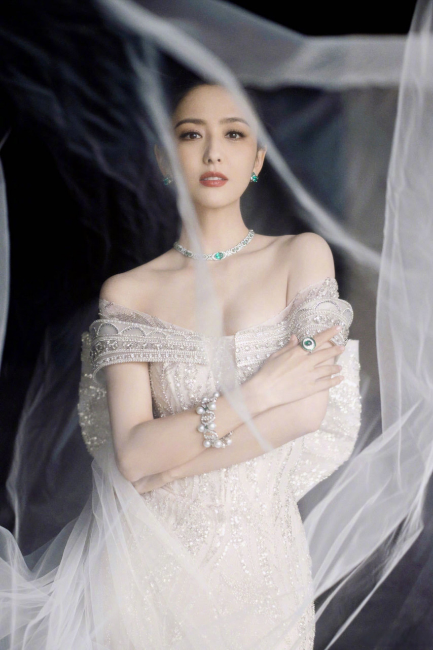 [期待][期待]  #佟丽娅后背蝴蝶结# #佟丽娅