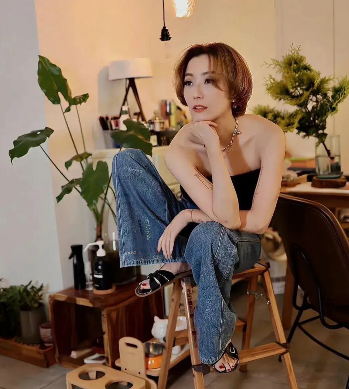 50岁的郑秀文状态真不错,身材碾压多少年轻人!