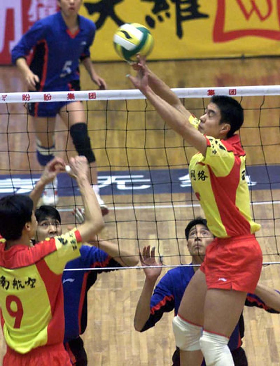 没有比赛的日子# 前中国男排二传手李春可以说是发球最好的球员.