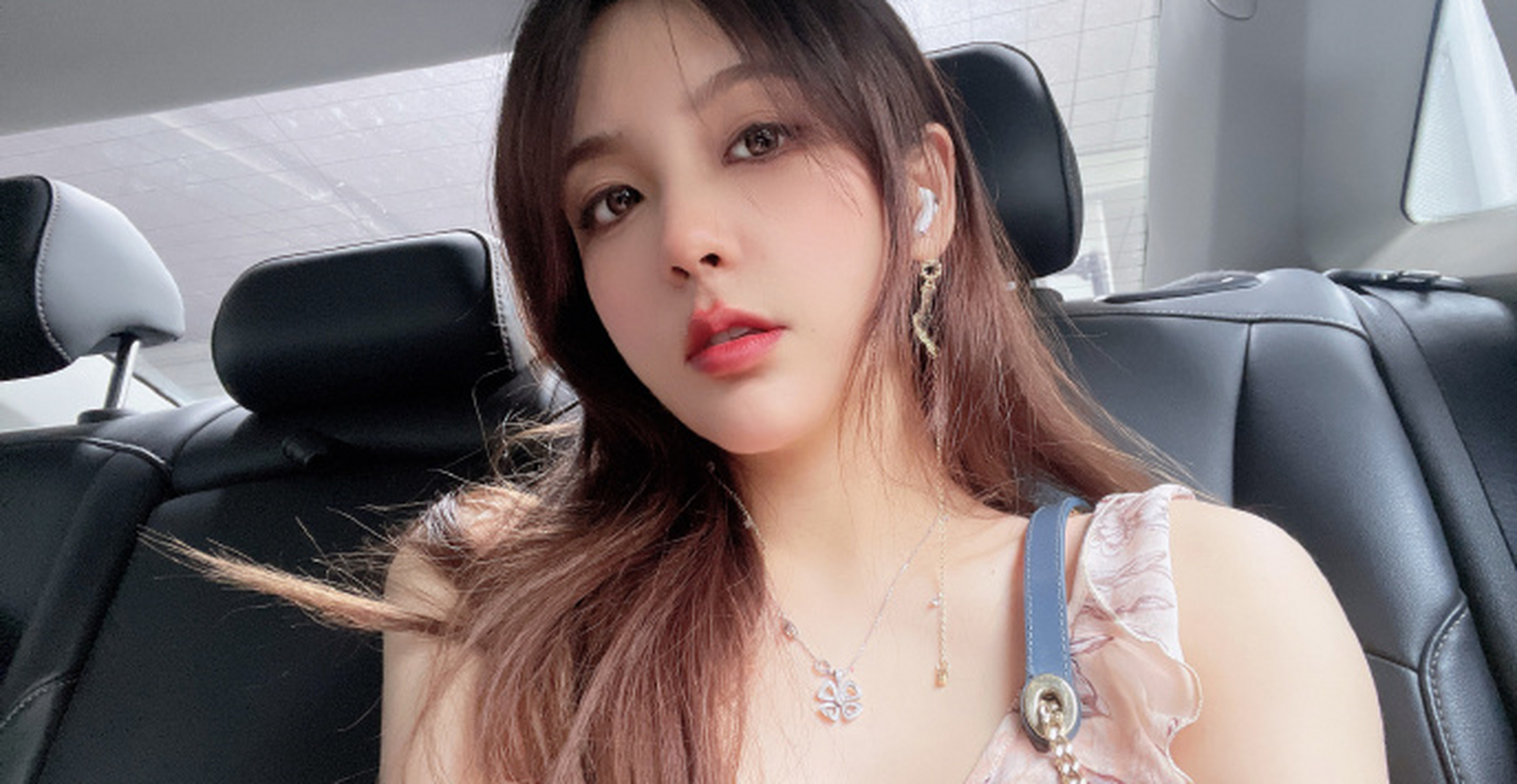 英雄联盟#  解说rita更新微博了,从发布的照片来看,其身着碎花裙略显