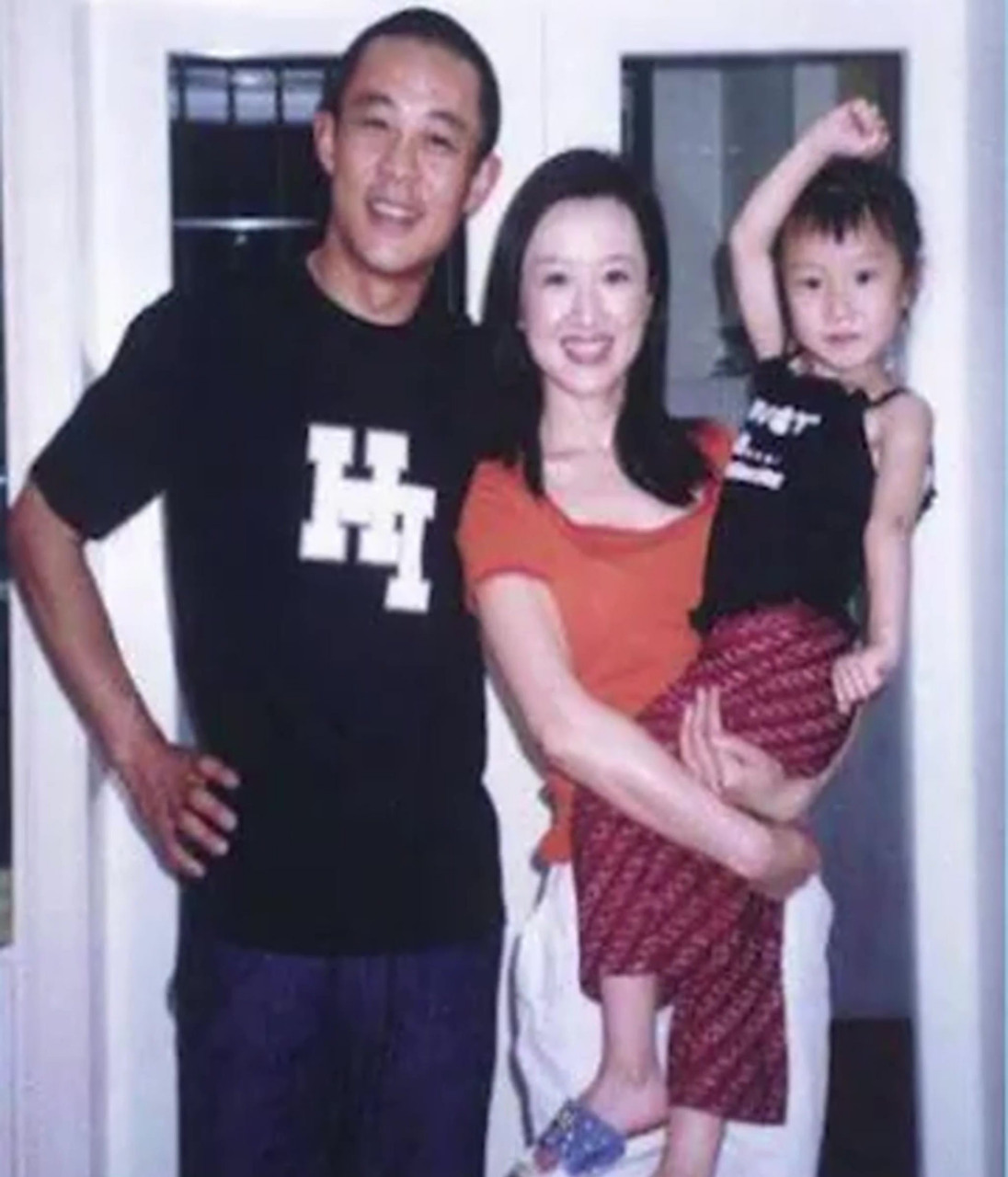52岁侯勇老婆近照,小20岁三婚老婆与他站在一起像"父女"