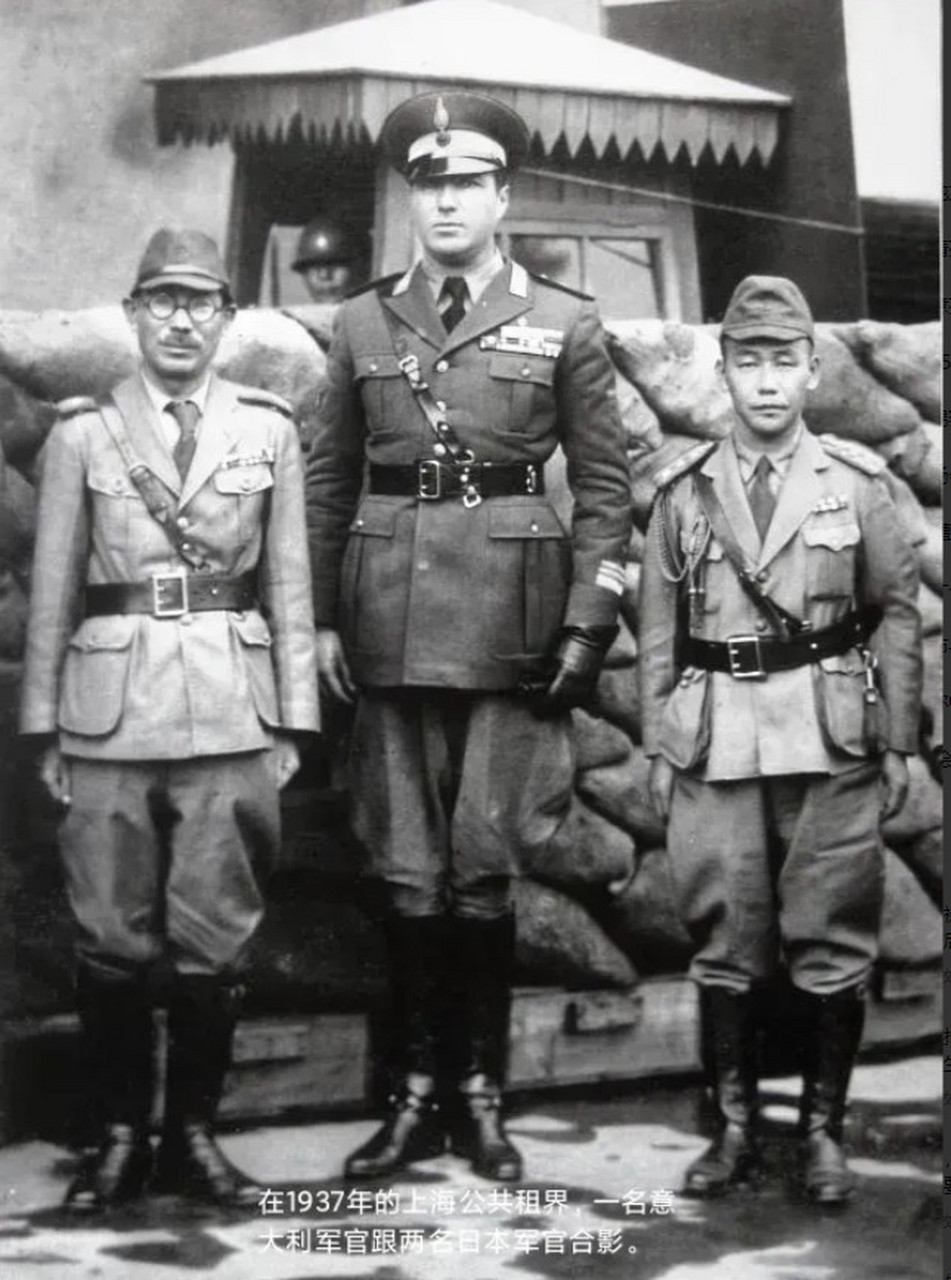 1937年的上海滩,西洋鬼子与东洋鬼子长马路边共同执勤,不知道他们的