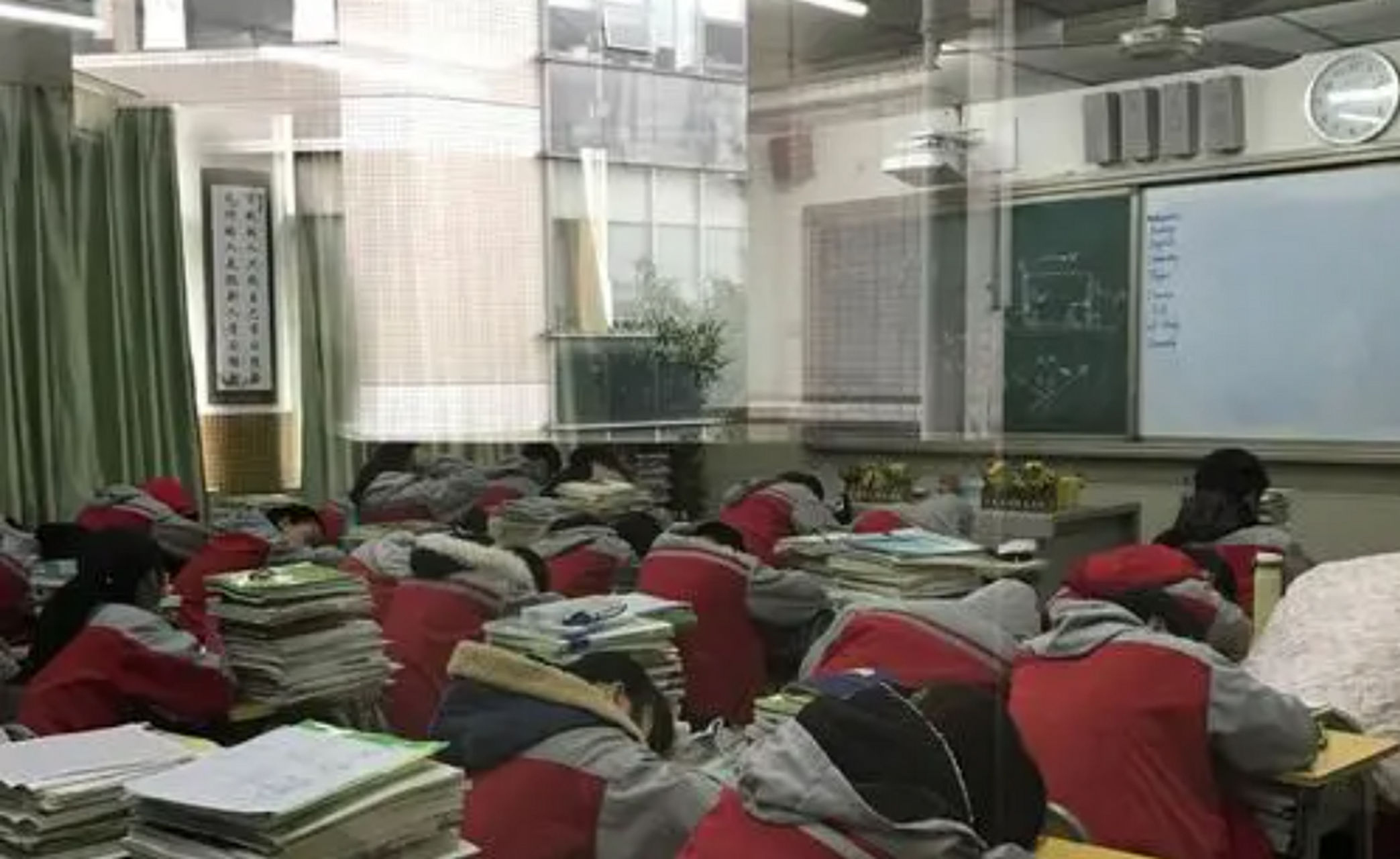 中国高中生有多累,下课三件事:上厕所,做题,睡觉.一起为孩子们加油.