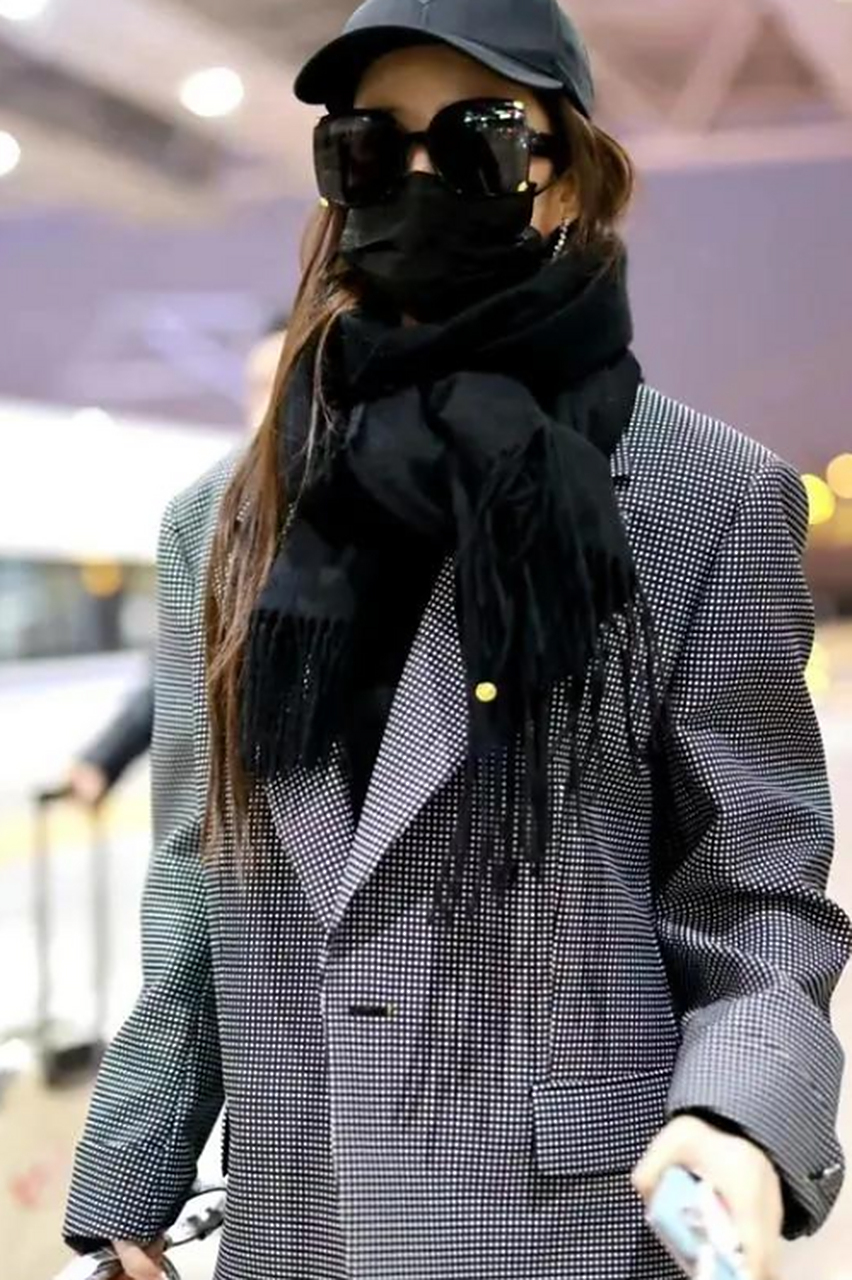 刘亦菲现身上海高铁站,格子西装搭配瑜伽裤,显瘦又时髦!