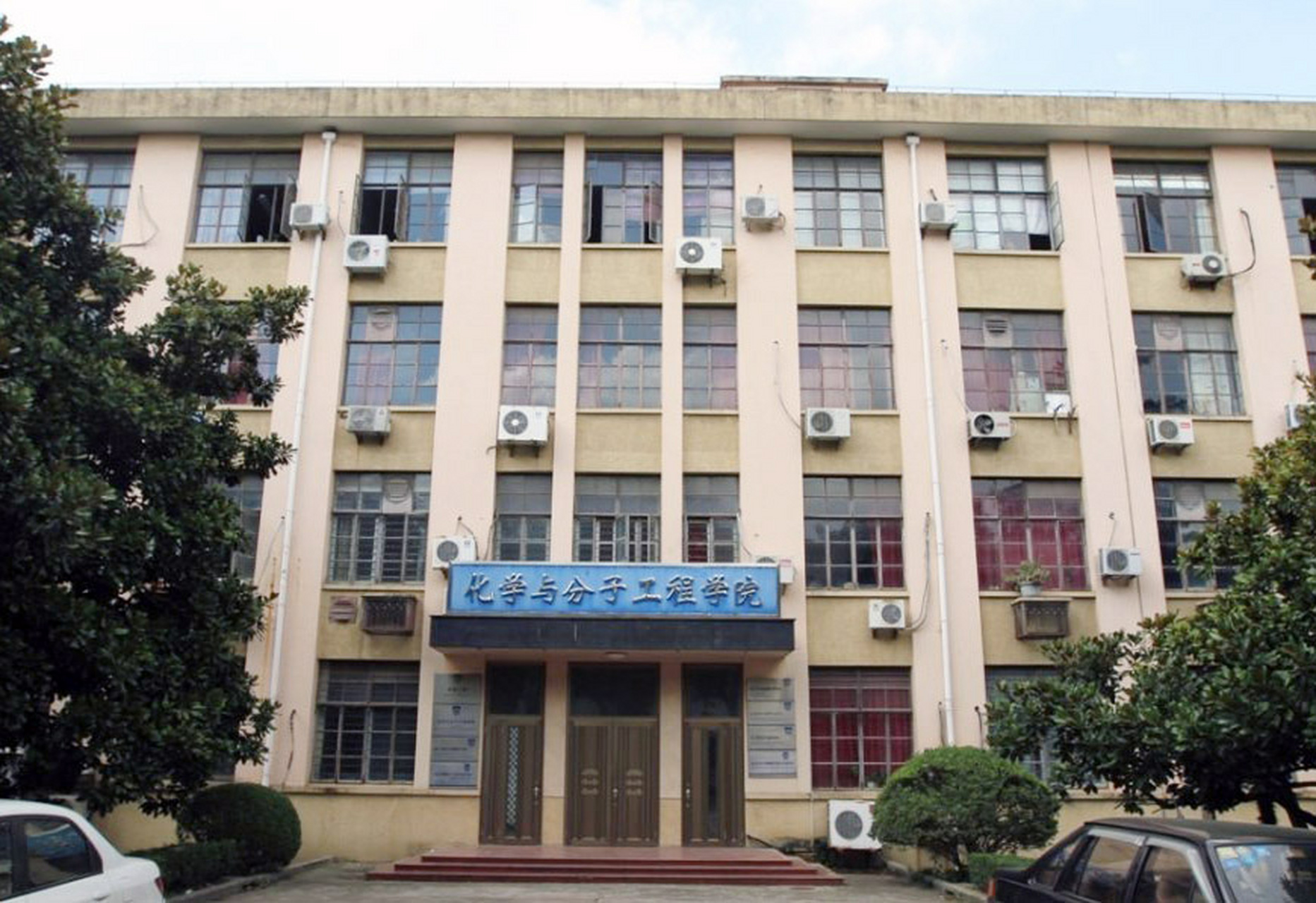 华东理工大学前身为华东化工学院,是新中国第一所以化工特色闻名的