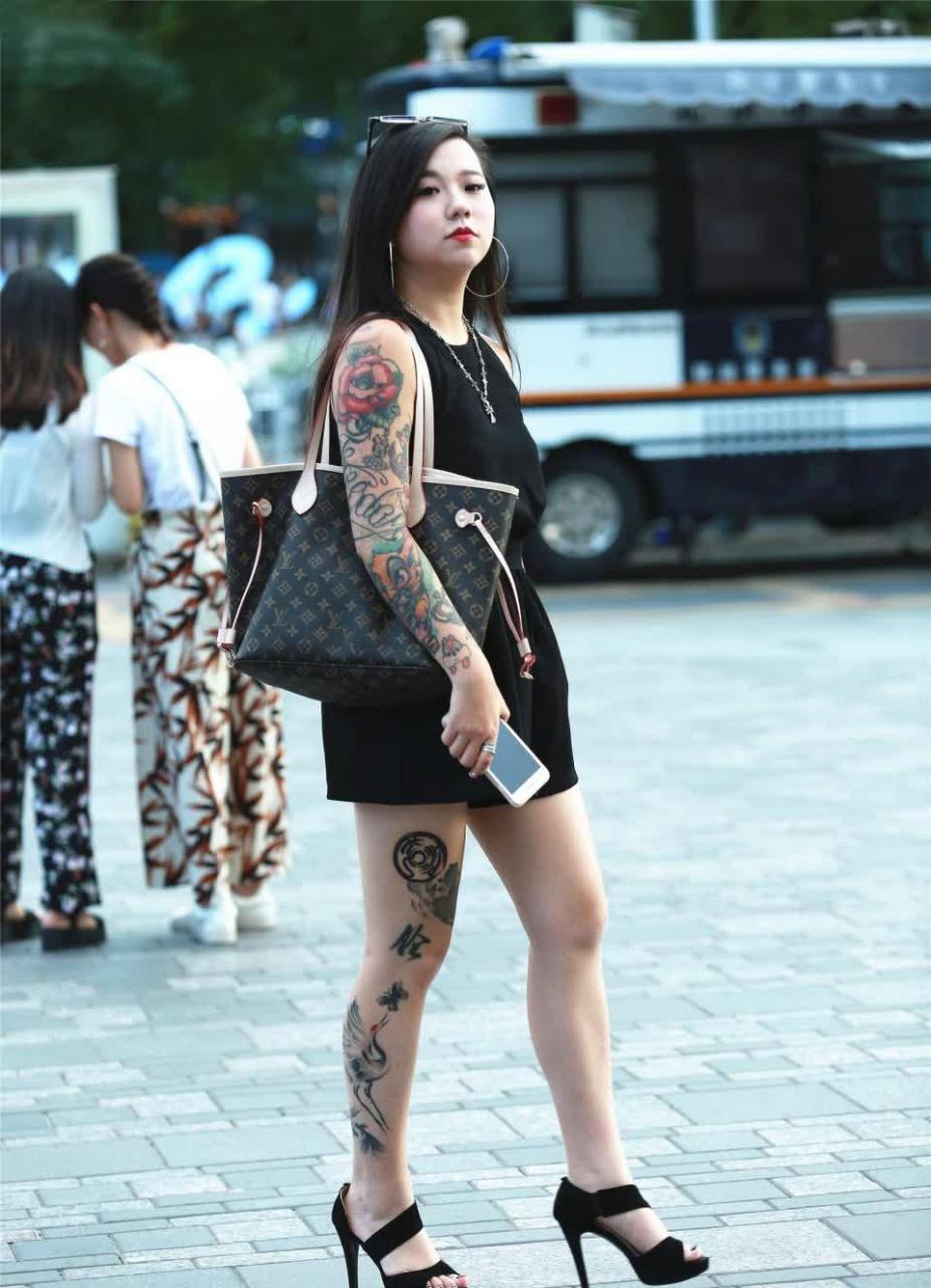 街拍:被小姐姐虐到爆了,看了她的穿搭和花臂纹身我舒坦多了!