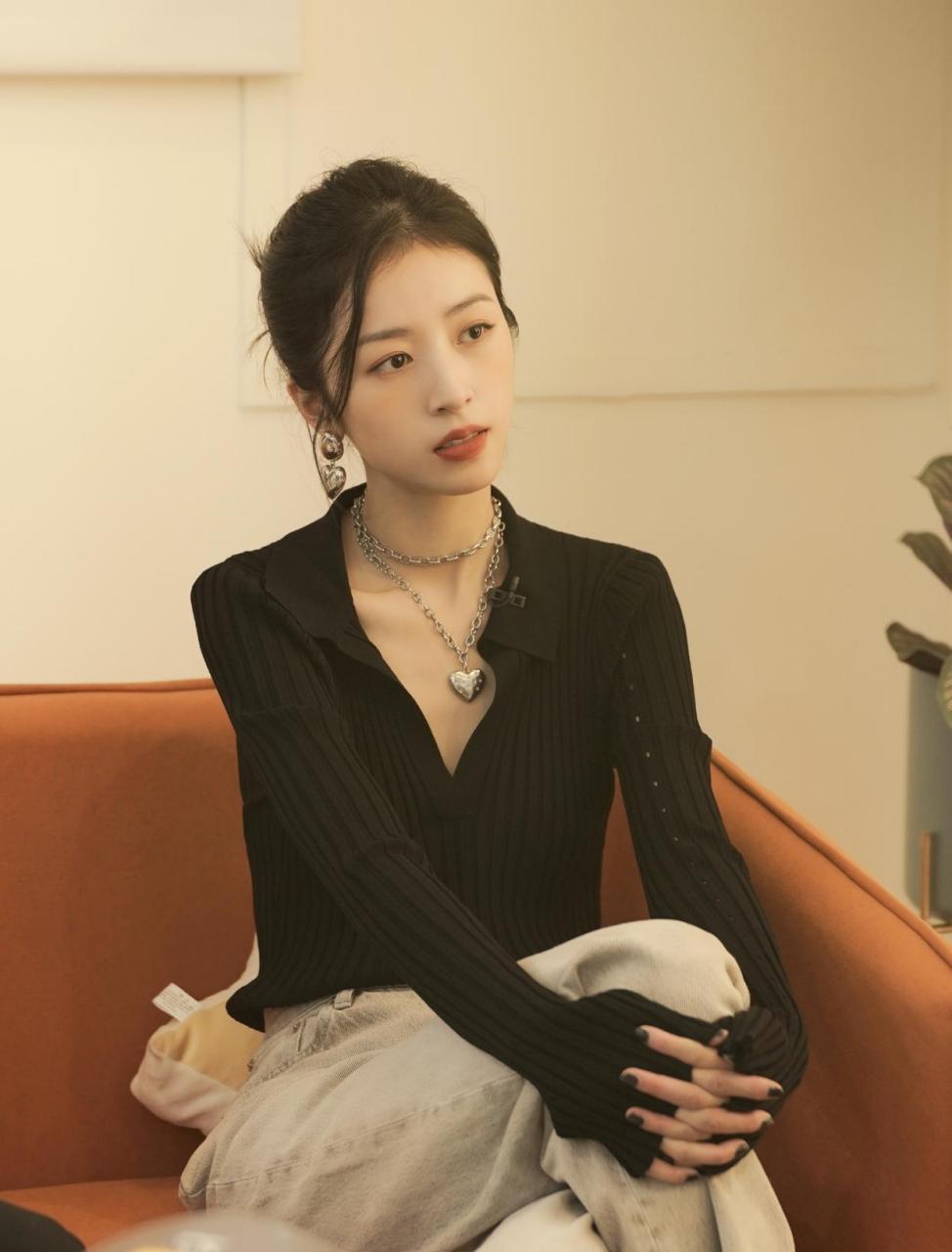 周雨彤综艺录制穿搭, 黑色针织衫搭配复古爱心耳饰清爽好气质.