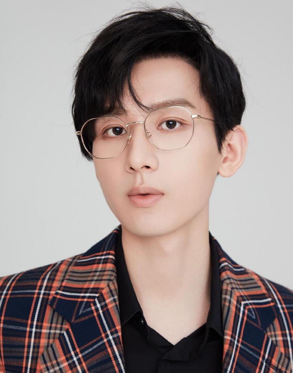 成名前,他长着一张方脸,小眼睛,油腻的气质,土气的造型!