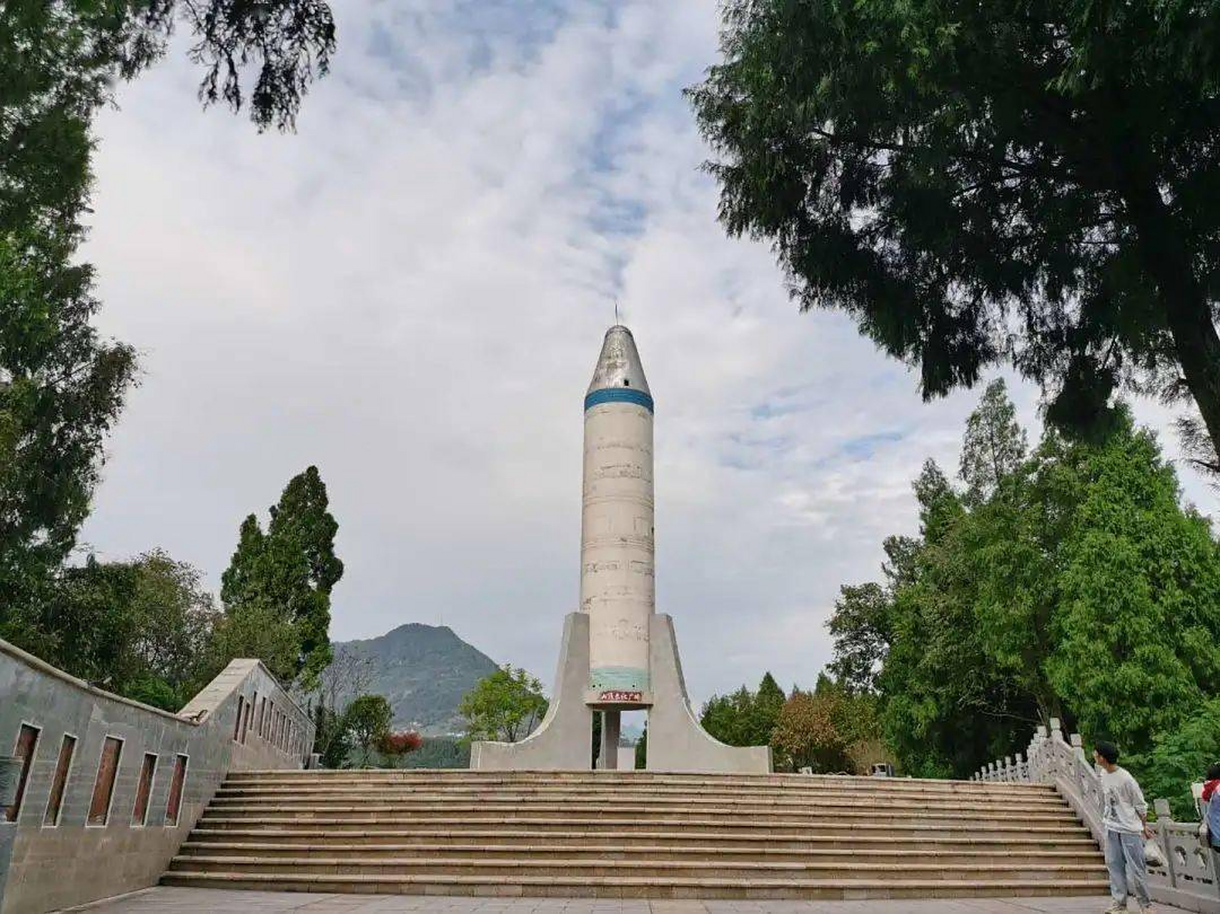 古蔺火星山森林公园:它的整个公园以火星山为中心,东西绵延各10公里