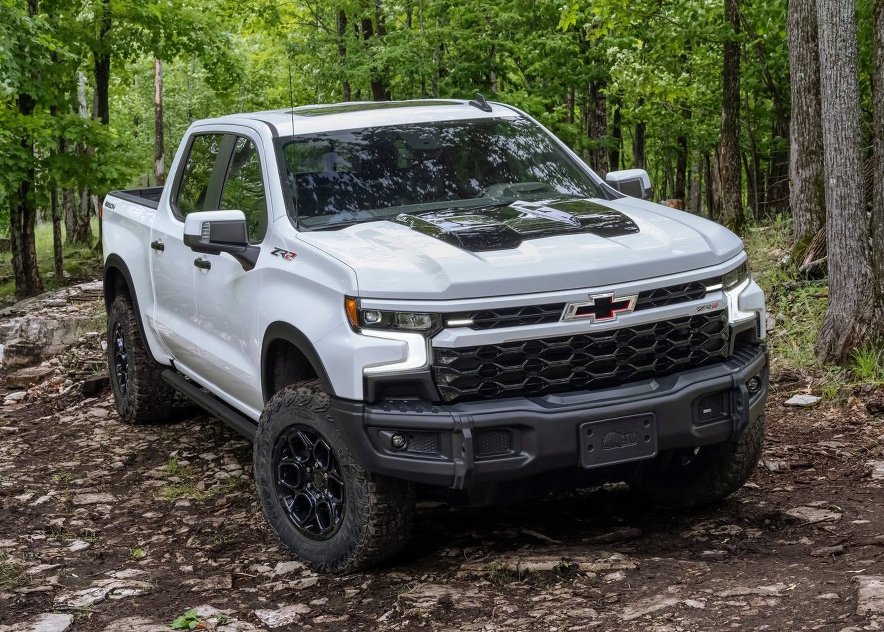 v8自吸越野皮卡-雪佛兰silverado zr2 bison 动力方面,搭载6.2l v8自