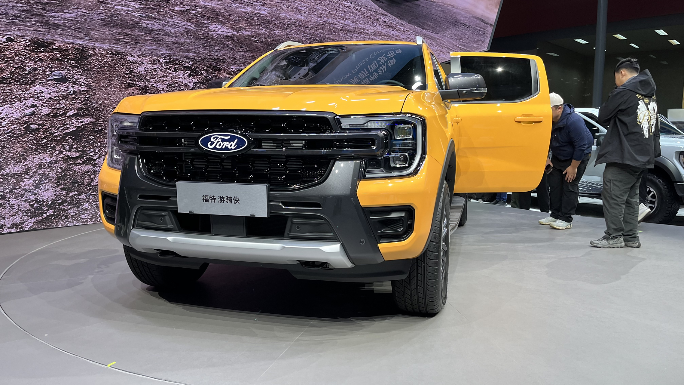 福特ranger上市,中文名叫游骑侠,归到江铃福特下,预售价15.88-21.