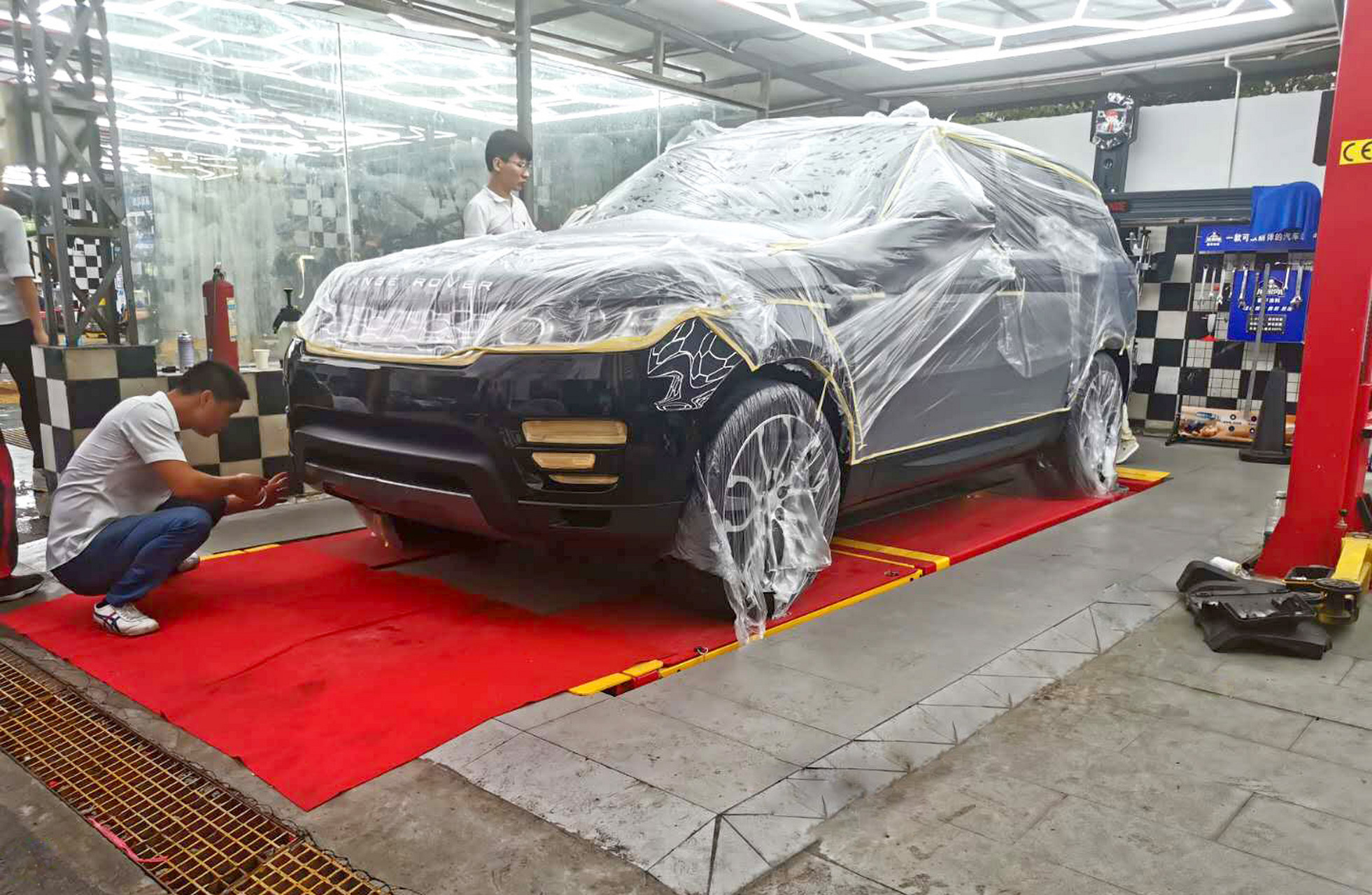 路虎前后杠侧裙喷涂#猿金刚# 车身防爆装甲涂层,抗冲耐磨防刮.