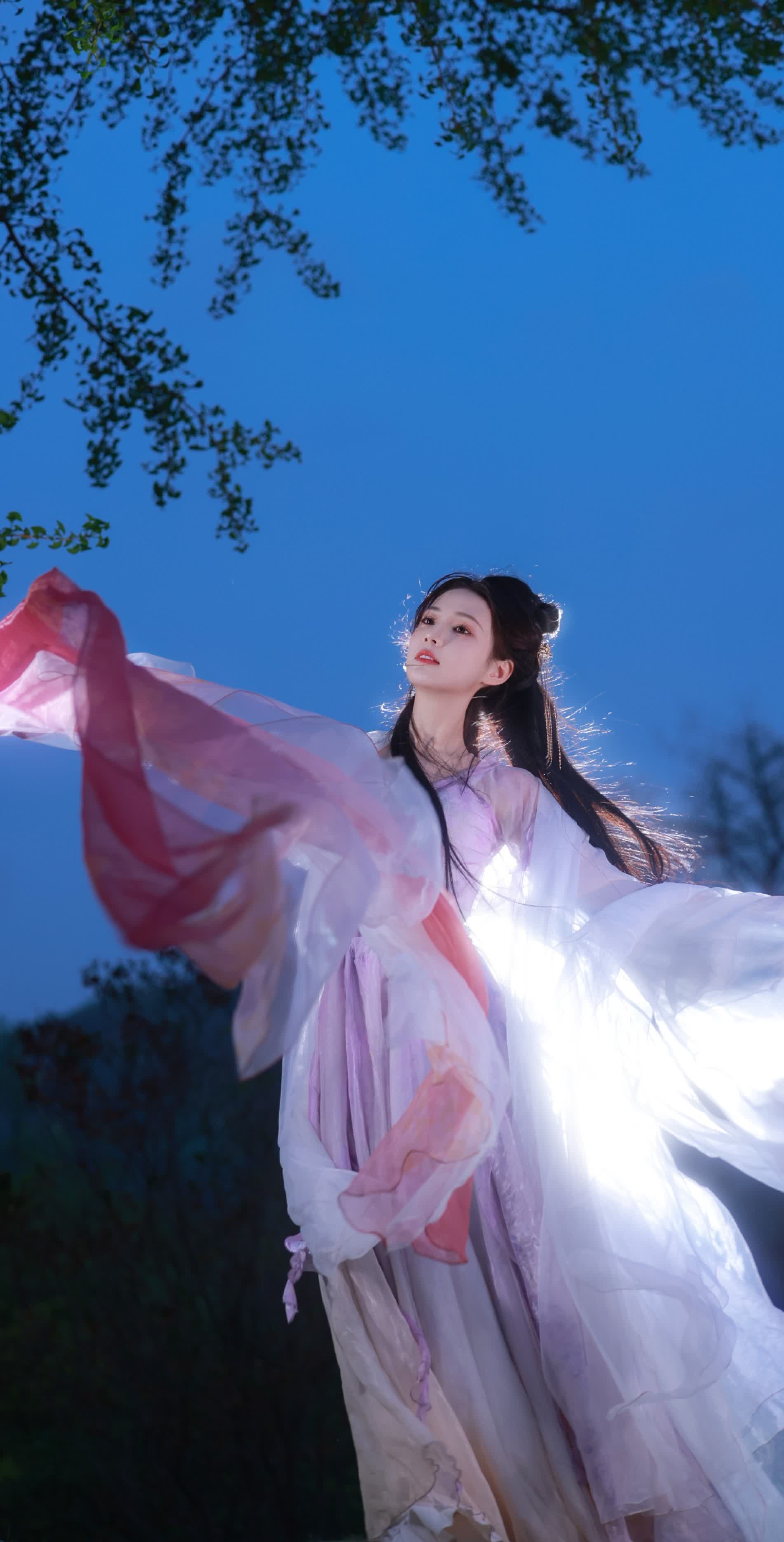 浅粉色纱裙的张灵曦,是一位古色古香的美人