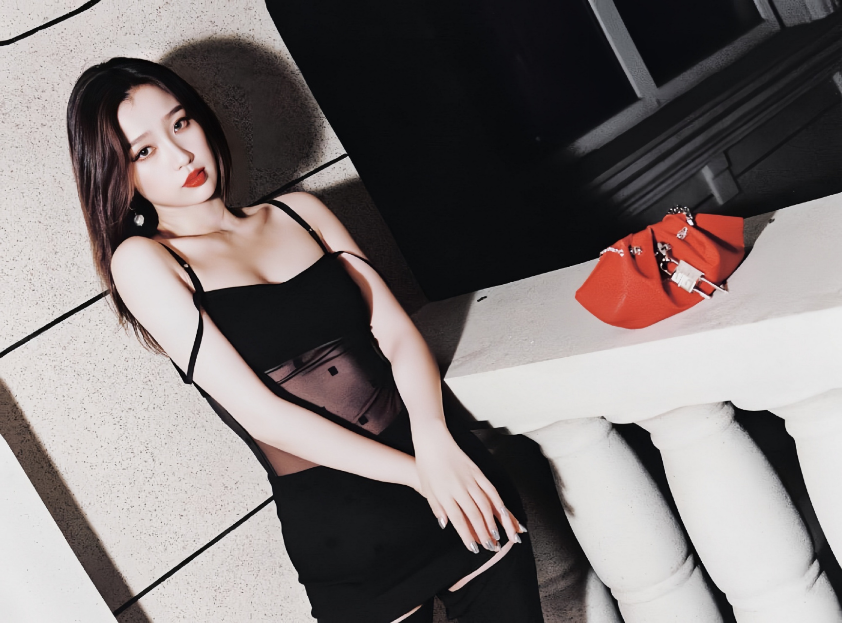 虞书欣穿吊带透视装玩性感,感觉玩了个寂寞