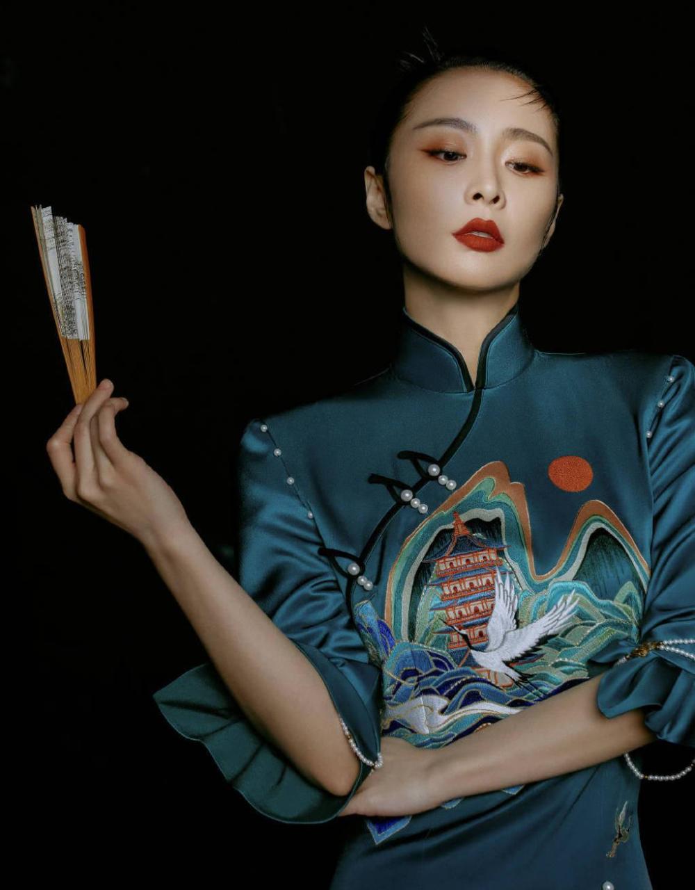 高叶国风旗袍写真,红唇抹上一抹复古色彩,江南女子温婉气质十足