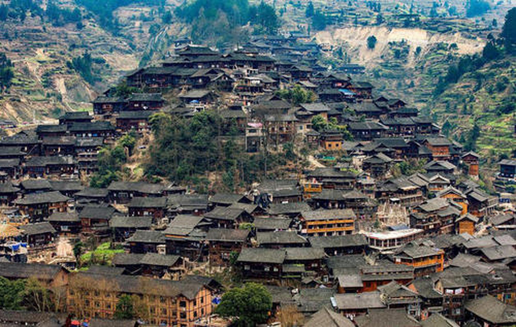 西江千户苗寨,是保留最完整,规模也最大的苗寨,苗寨依山傍水,吊脚楼层