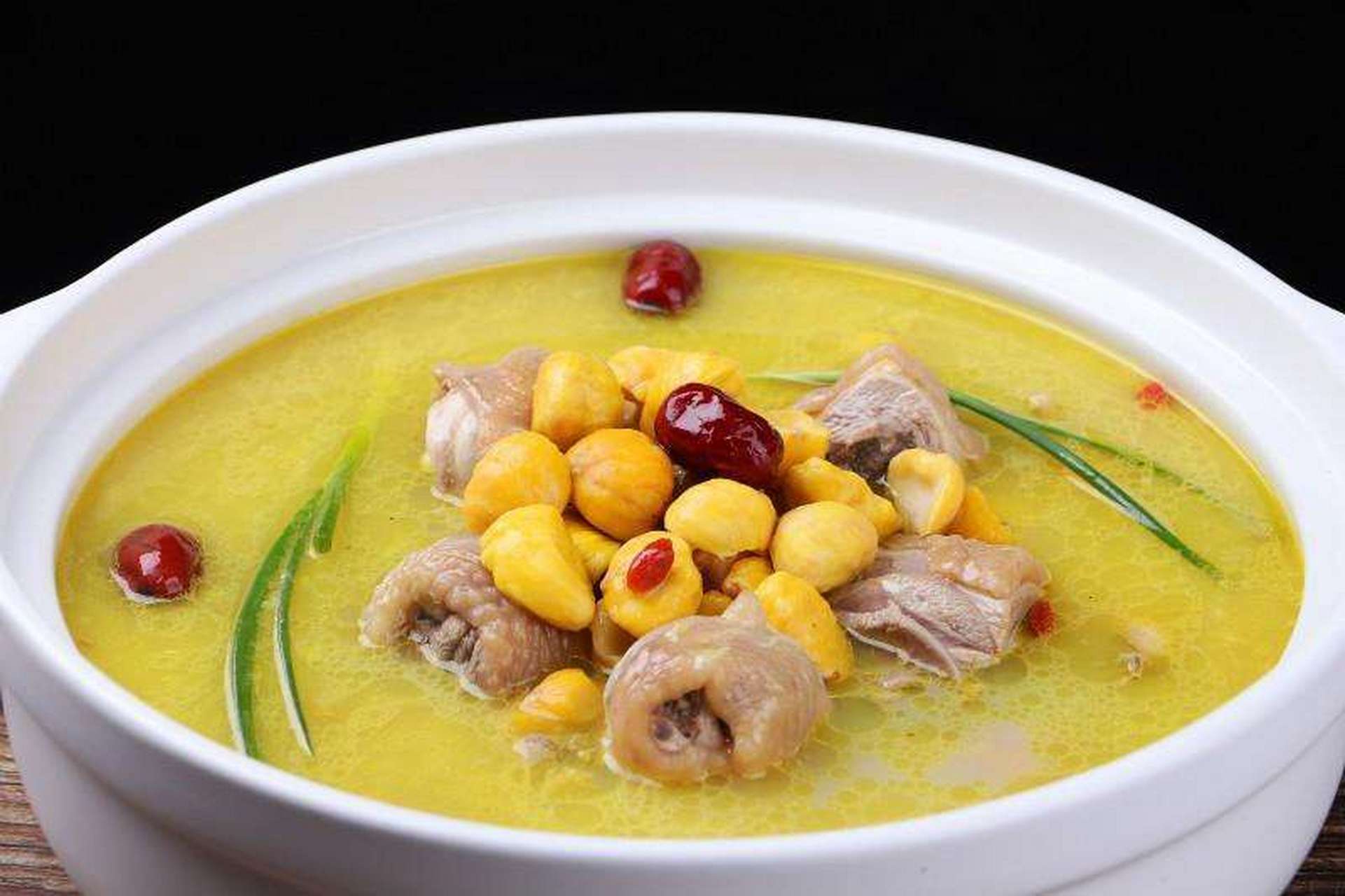 泸州必吃美食:和杏板栗养生鸡汤 板栗鸡汤很浓稠 泸州资深吃货强推的