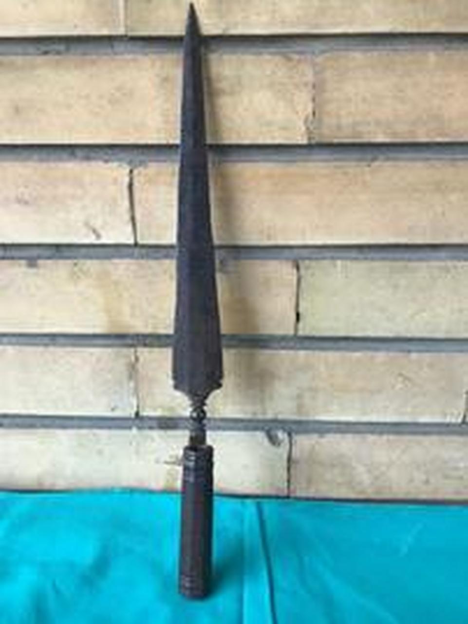 这是一把制作于1700年左右的狩猎刺刀,来自意大利南部,全长39厘米