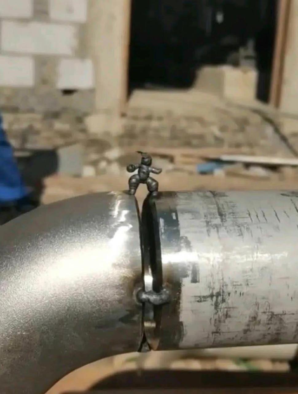 卧槽,估计是美院混不下去的焊工? #搞笑趣味图