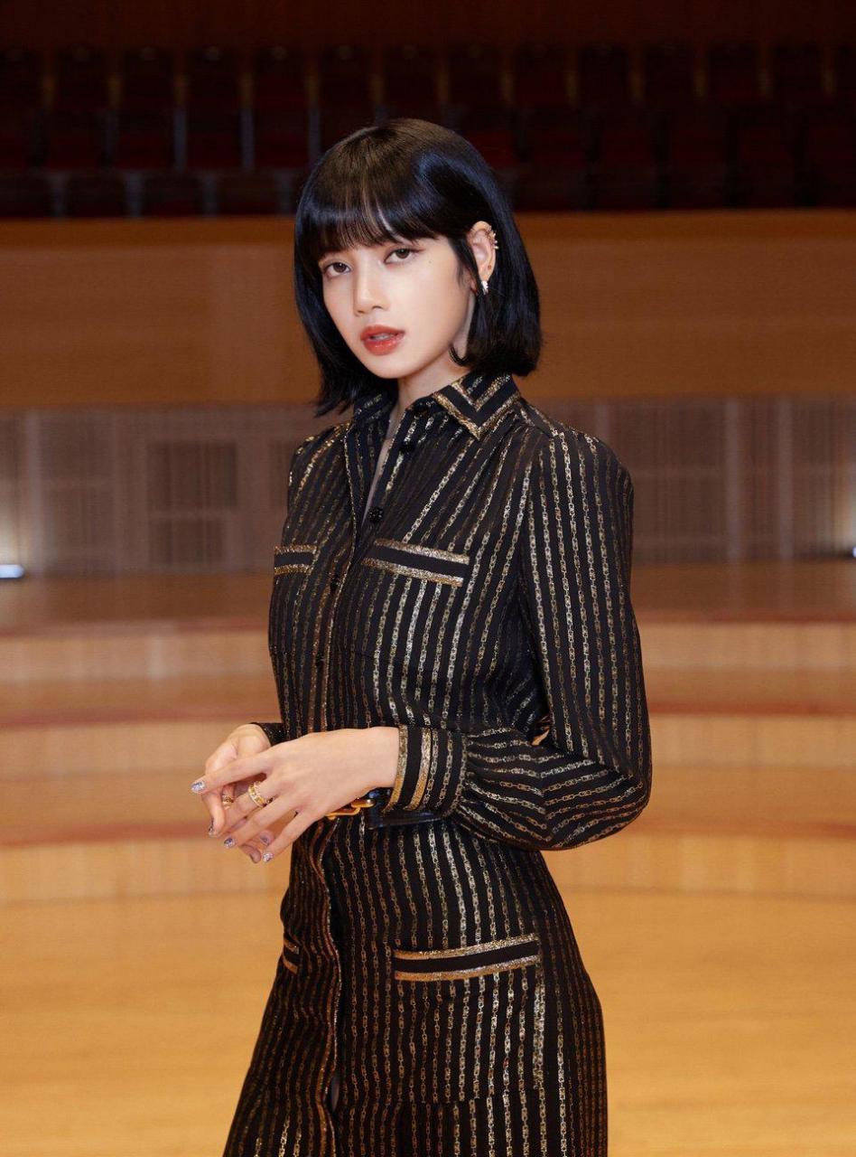 lisa条纹装性感写真图片