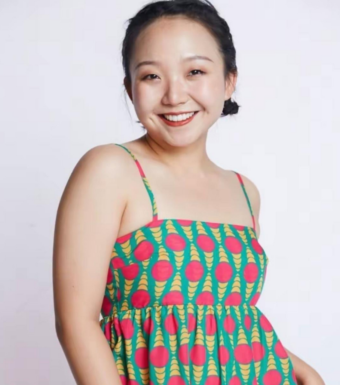 网友:辣目洋子体重超120斤,爱穿吊带裙却不显臃肿,自信的女人真美