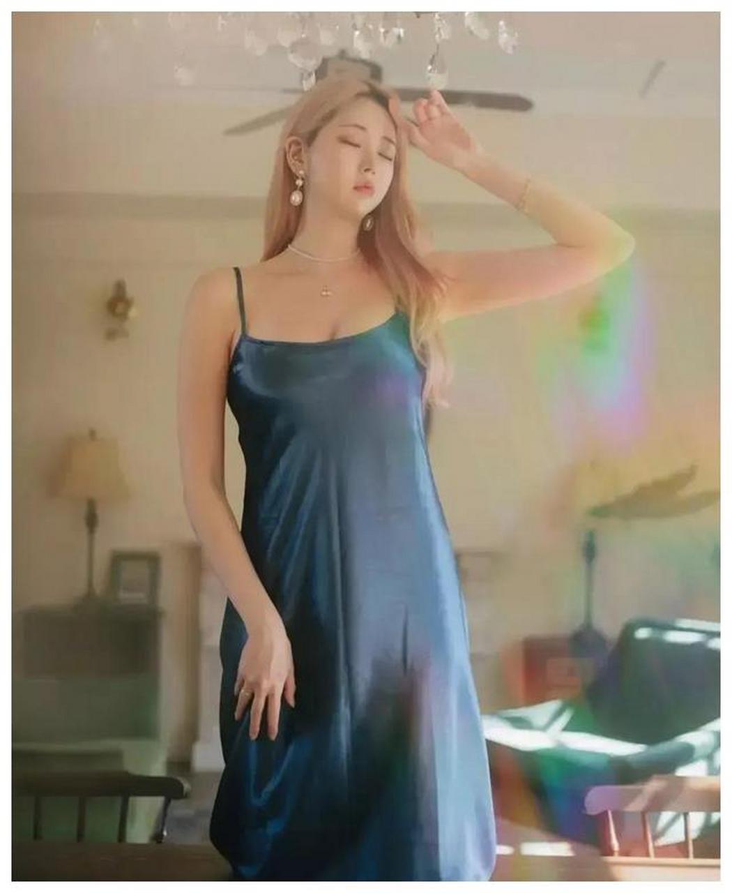 身穿睡衣的美妇风韵无限,微胖身材饱满丰盈,金色秀发令人慨叹