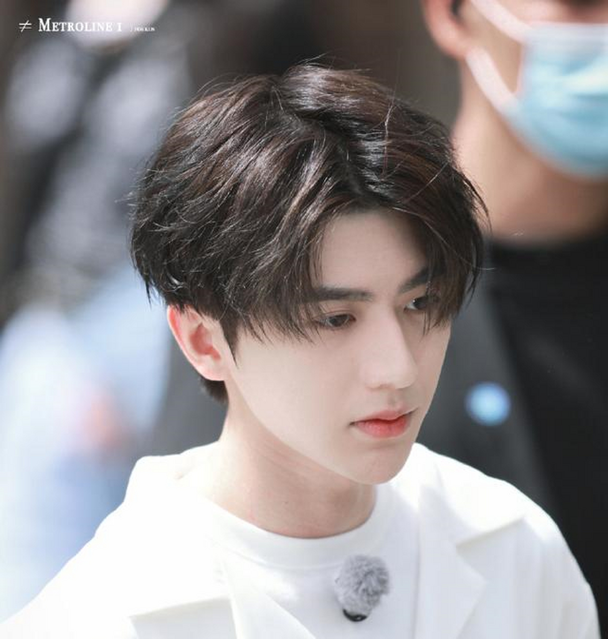 蔡徐坤白衬衫外套造型照片,干净清爽少年气息满满