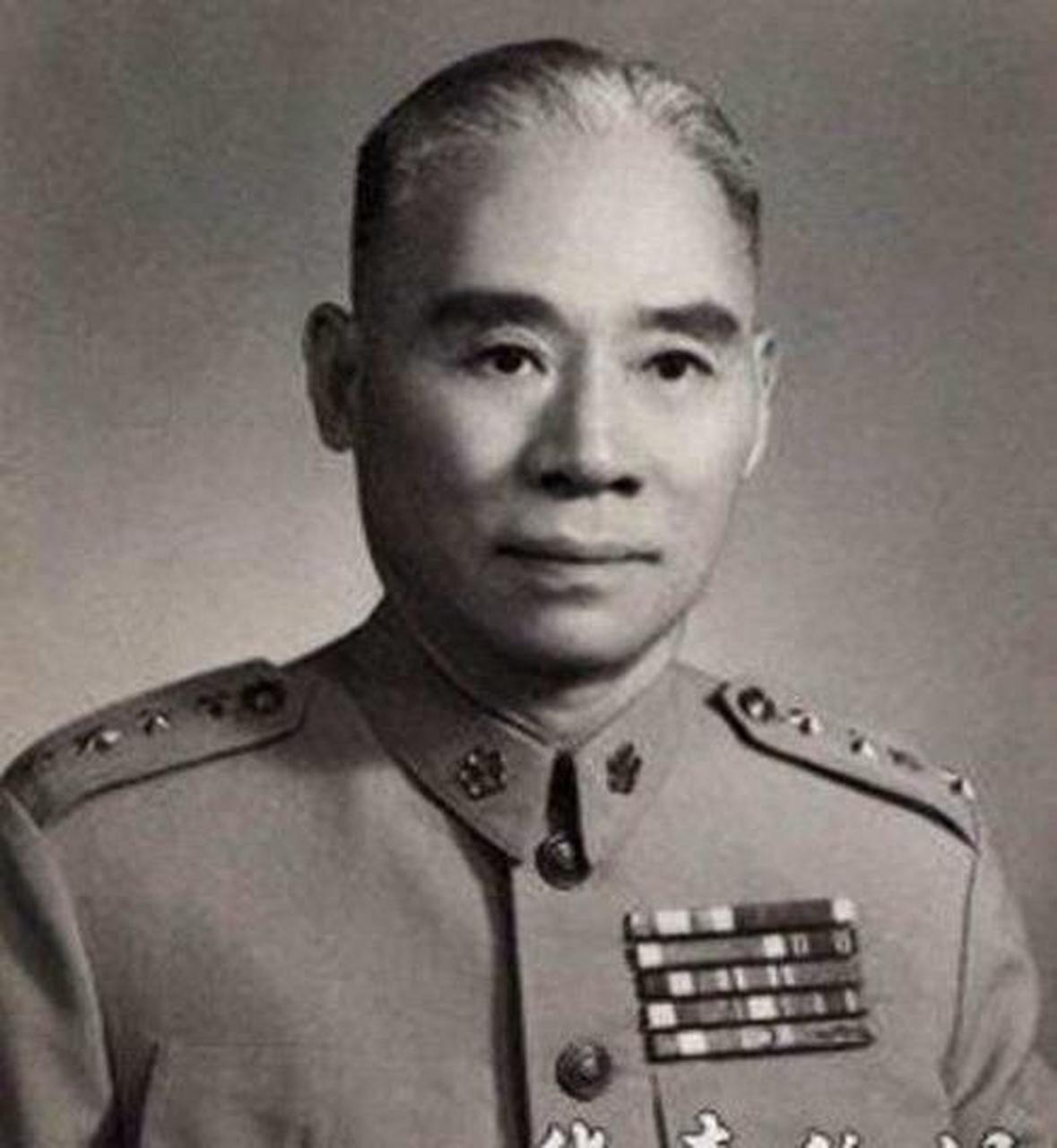 许文蓉是贵族女子,顾祝同对她一见钟情,并在结婚时承诺永远不会寓娶