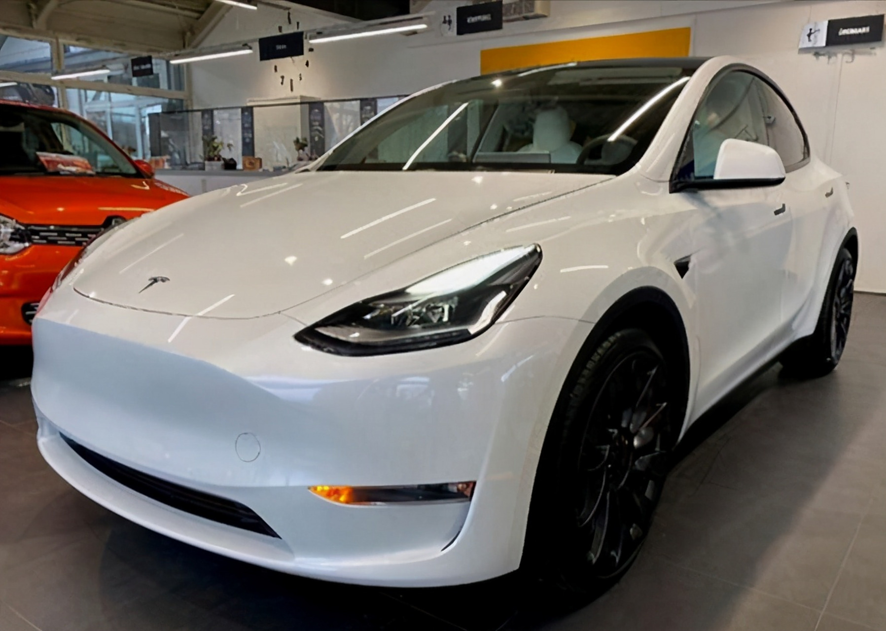 特斯拉model y车身侧面:车身长宽高分别为4750x1921x1624mm,轴距2890