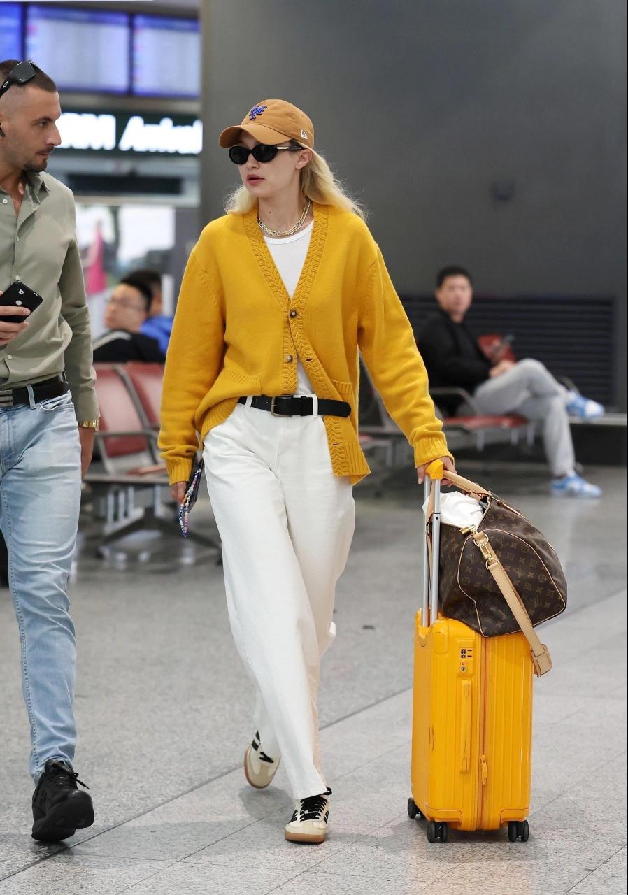 gigi hadid米兰机场私服穿搭 她状态变好了 gigi hadid抵达米兰机场
