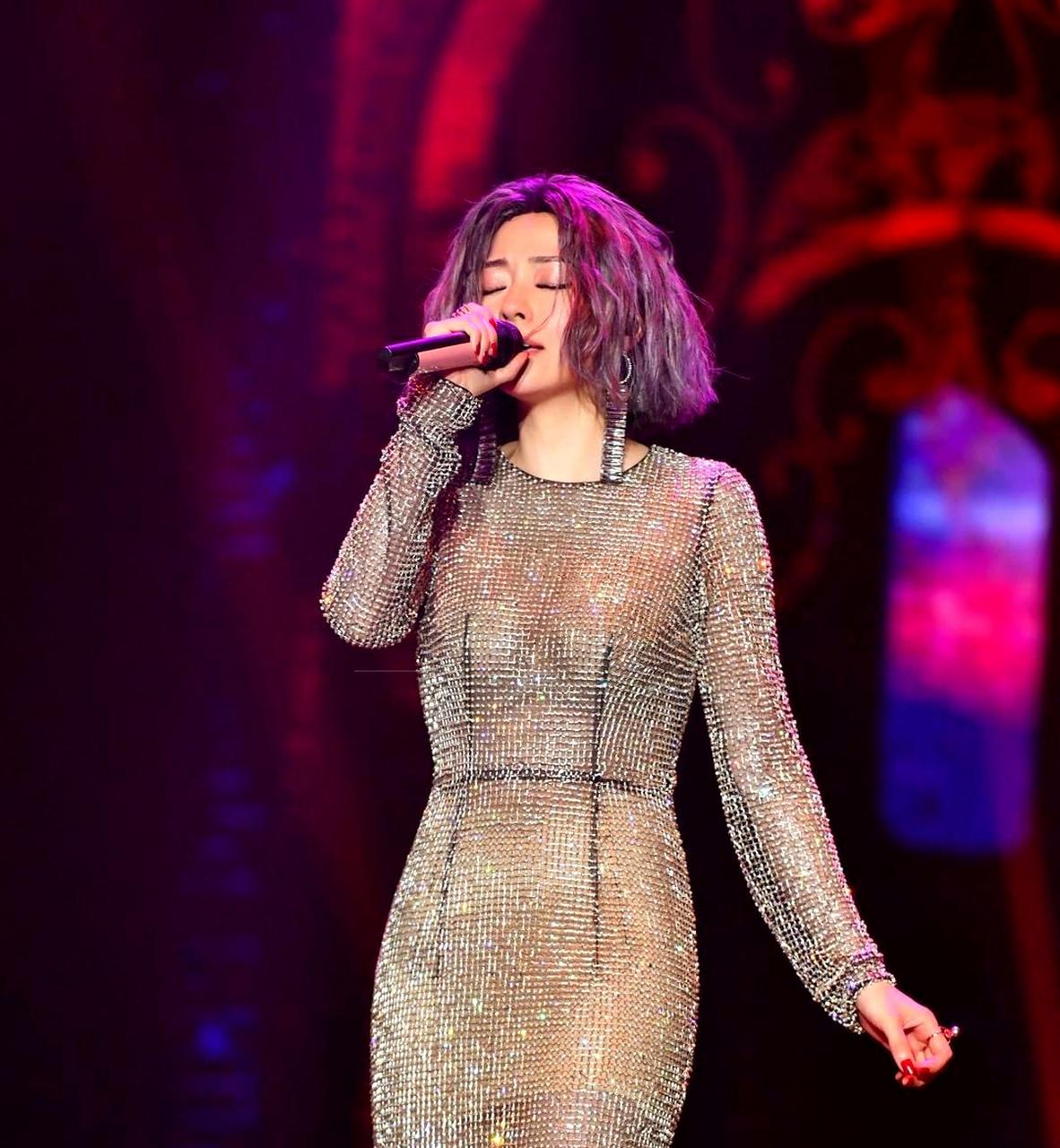 张靓颖身着透视满钻礼服,惊艳了整个场面,这套造型真的太美了!