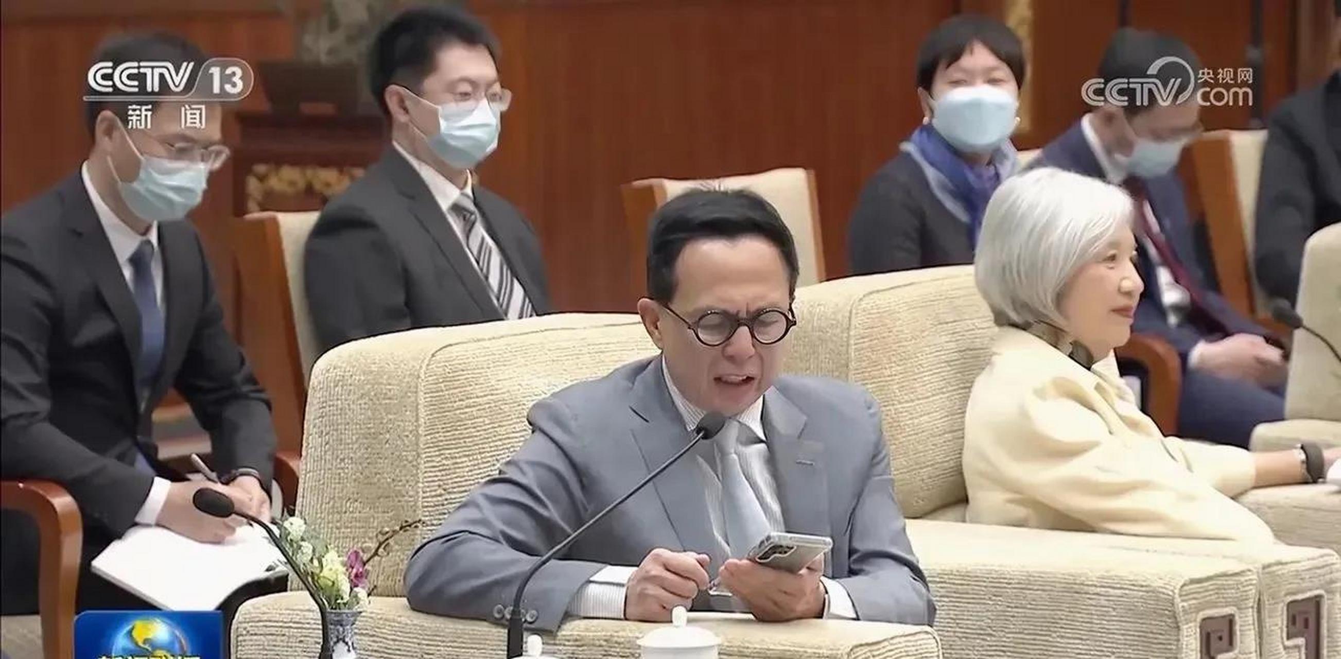 李嘉诚儿子李泽凯用的手机 不是三星s22ultra就是三星s23ultra吧