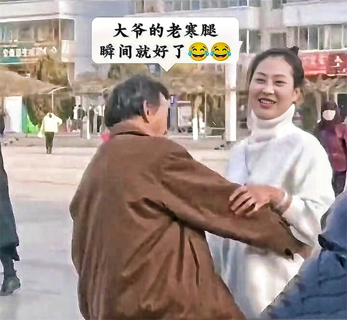 看大爷的表情,年轻时应该是个有故事的人