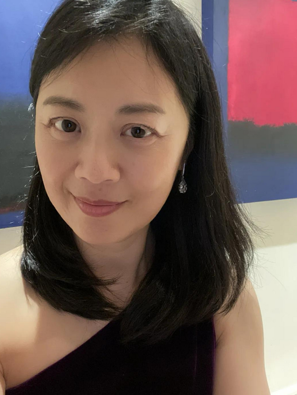 姜丰晒与老公孩子聚餐照遭嘲讽:总是那么高调,实际没人关心你 前央视