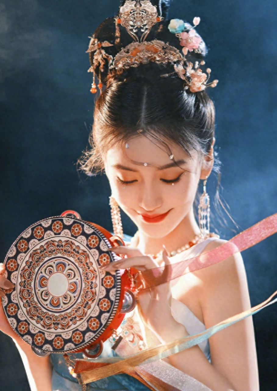 近日,angelababy在社交平台上晒出了自己一组敦煌女神造型的写真,照片