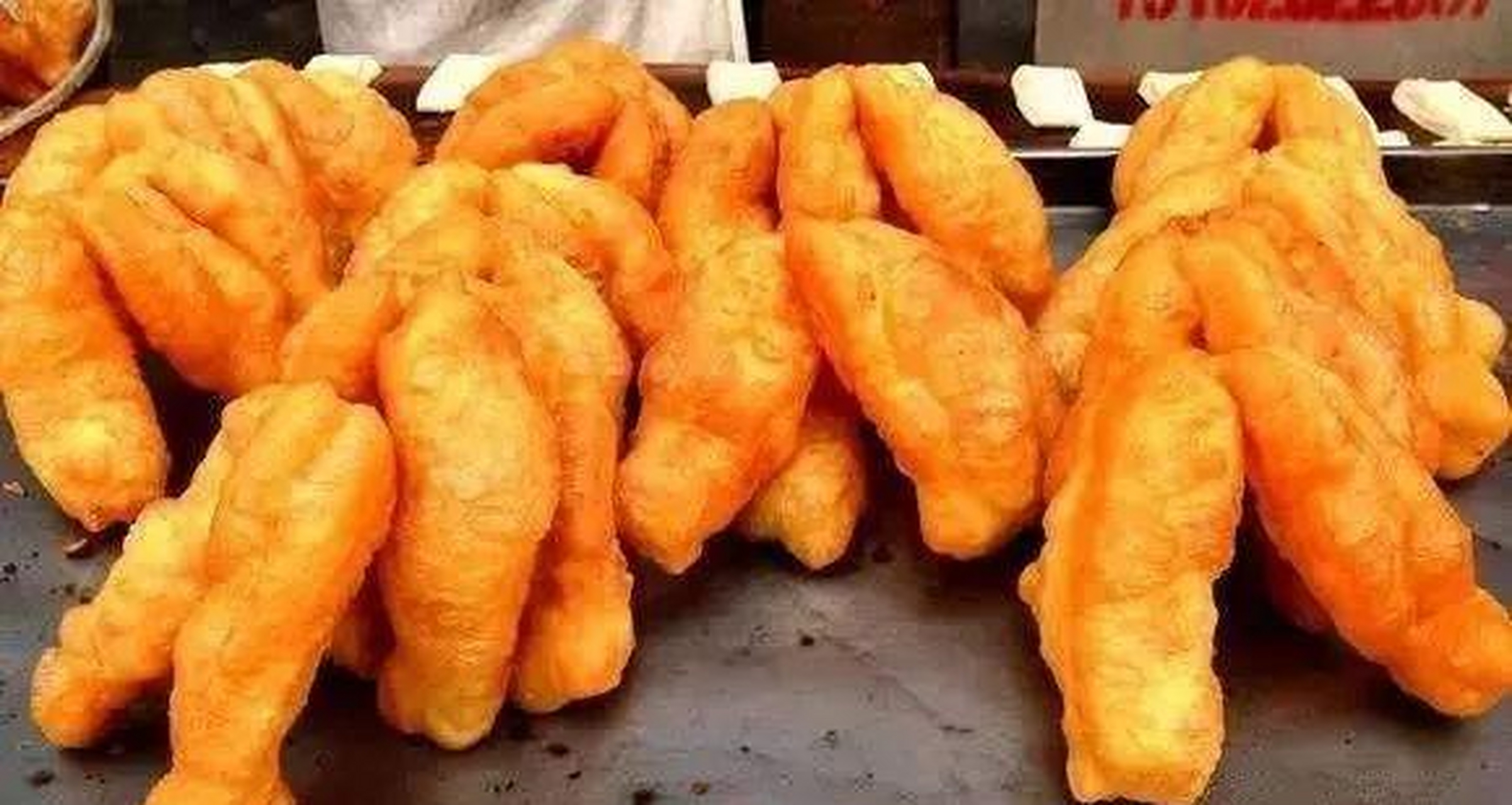 平山油鬼是石家庄平山最独具特色的风味小吃,是一种油炸食品,色泽金黄