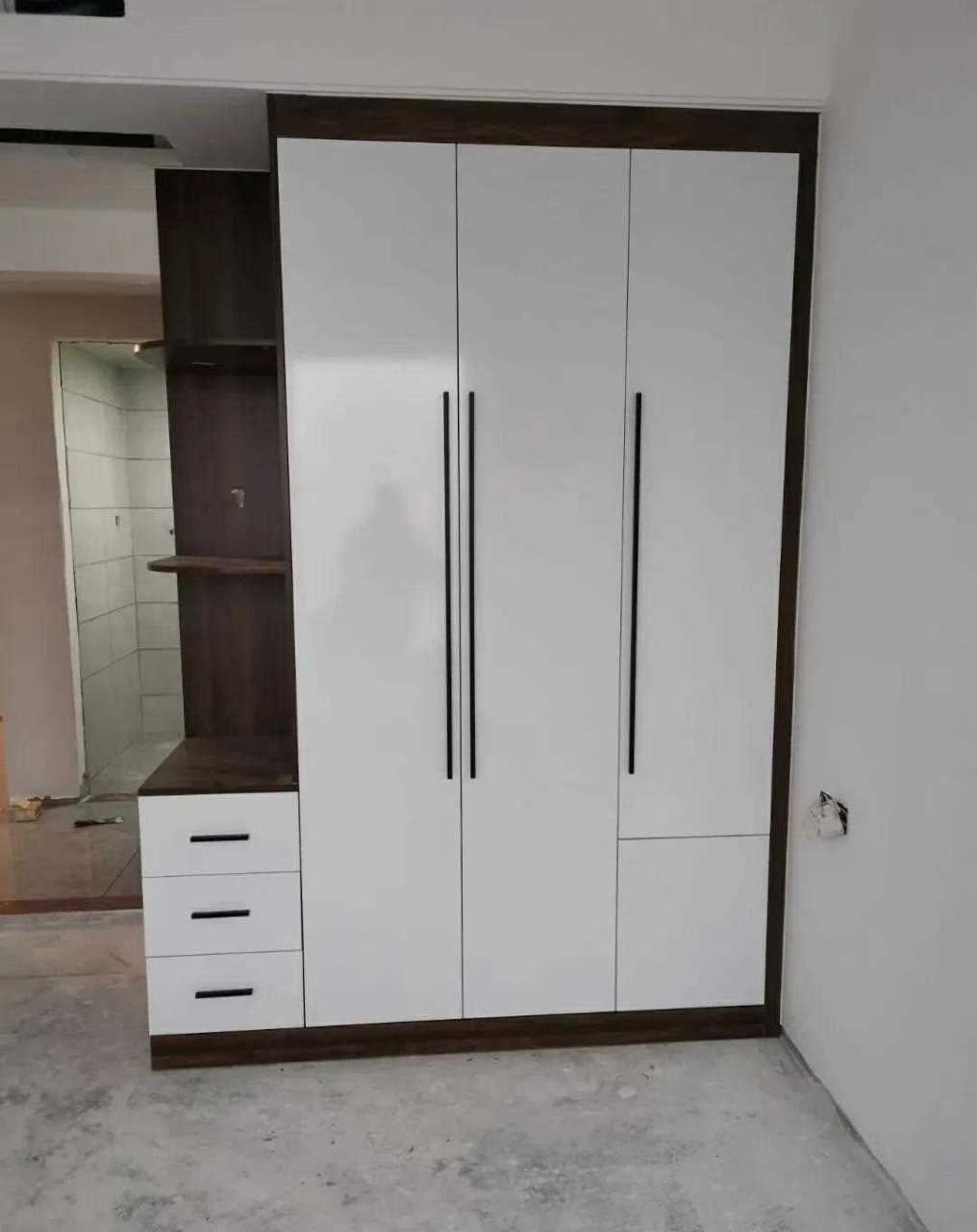 融创玖樟台定制完工,柜体浅色胡桃木配高光吸塑平板门,效果哈是不错滴