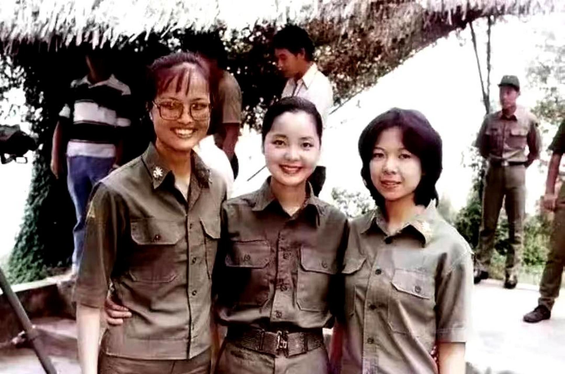 邓丽君在慰问军队演出时,向士兵献上了深情的吻,让军人们感到无比甜蜜