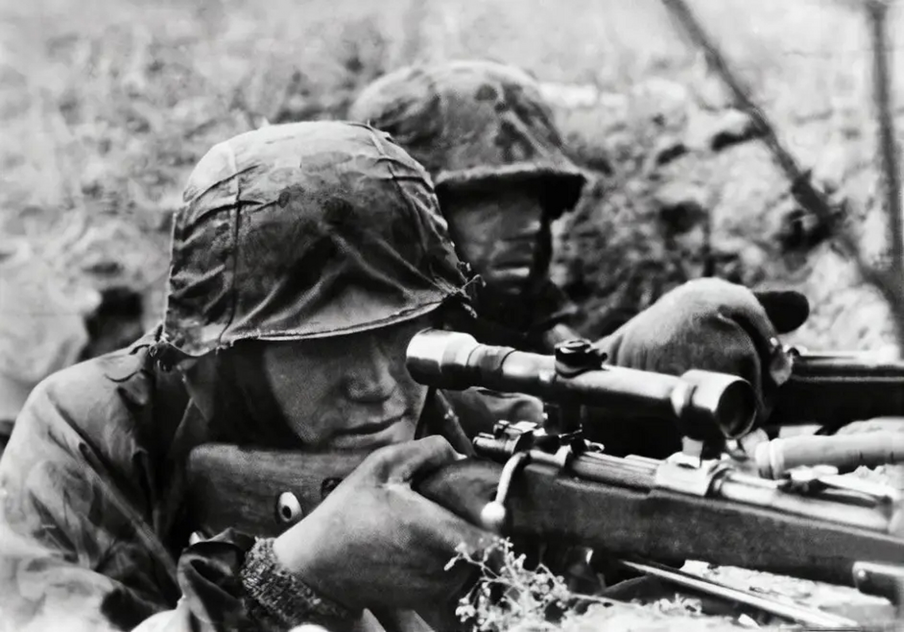 具体的时间地点不想,照片中的人物为二战期间的德军狙击手,图片中的