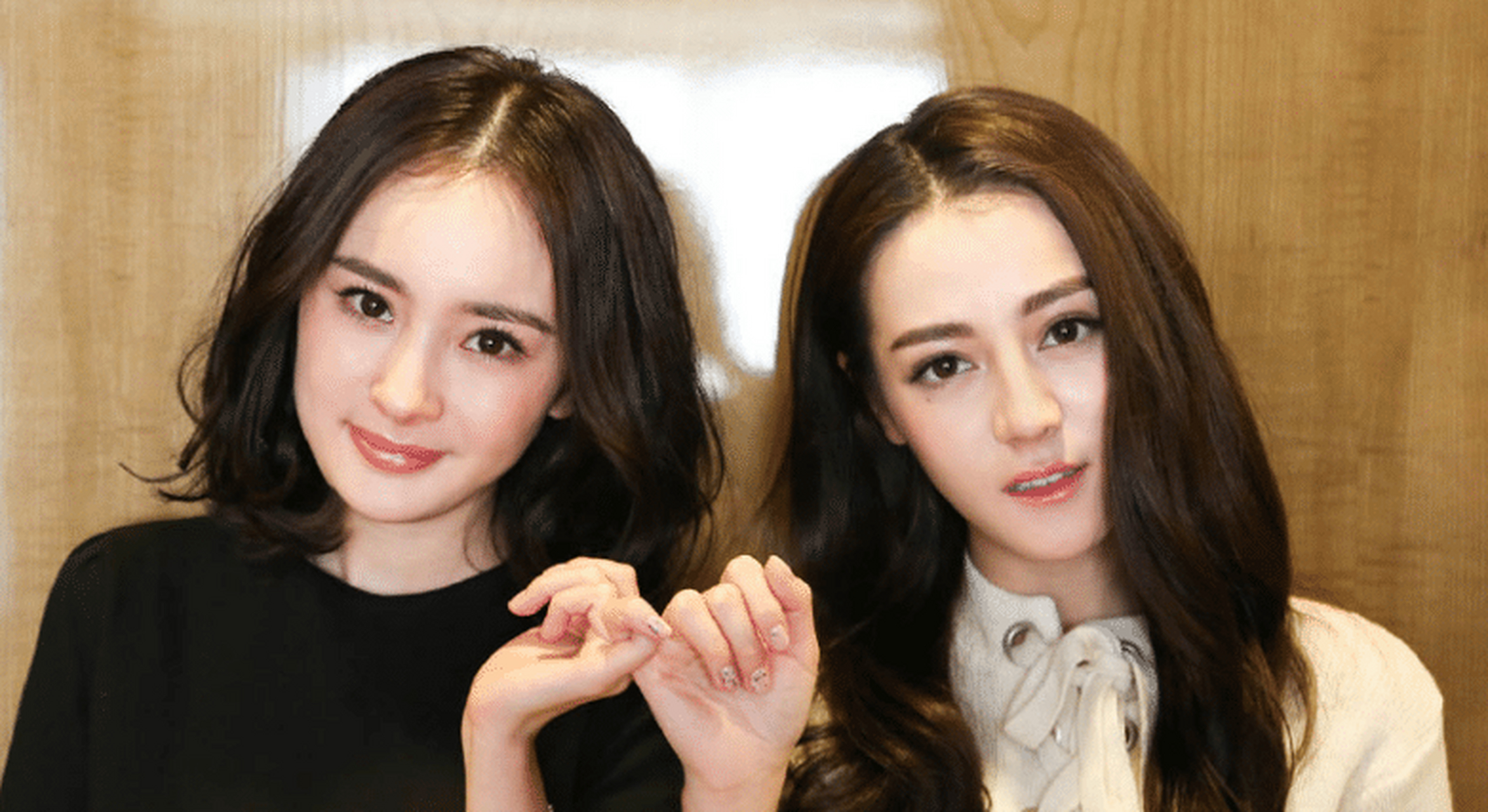 杨幂聚餐照曝光,与导演张黎沈严同桌畅谈,被陈红封杀后重回京圈