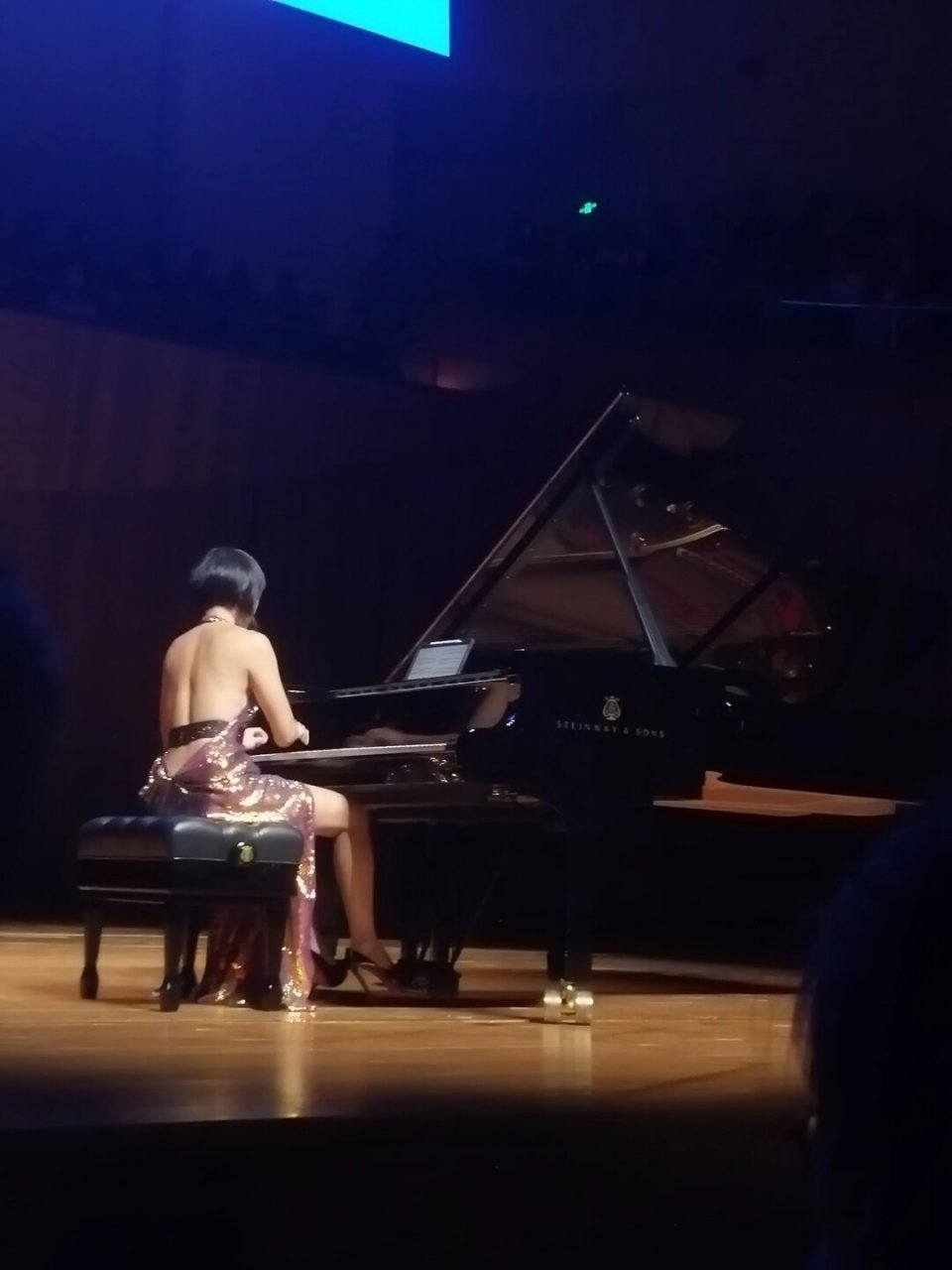 亲眼见识王羽佳"俯冲式鞠躬"  王羽佳,一个名字,一种力量,一种无法用