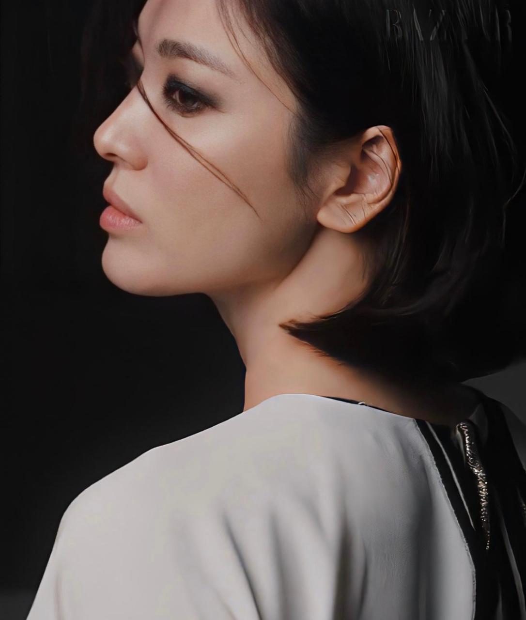 宋慧乔化身暗黑女神[比心] 浓黑烟熏妆一改温柔小姐姐形象[比心]