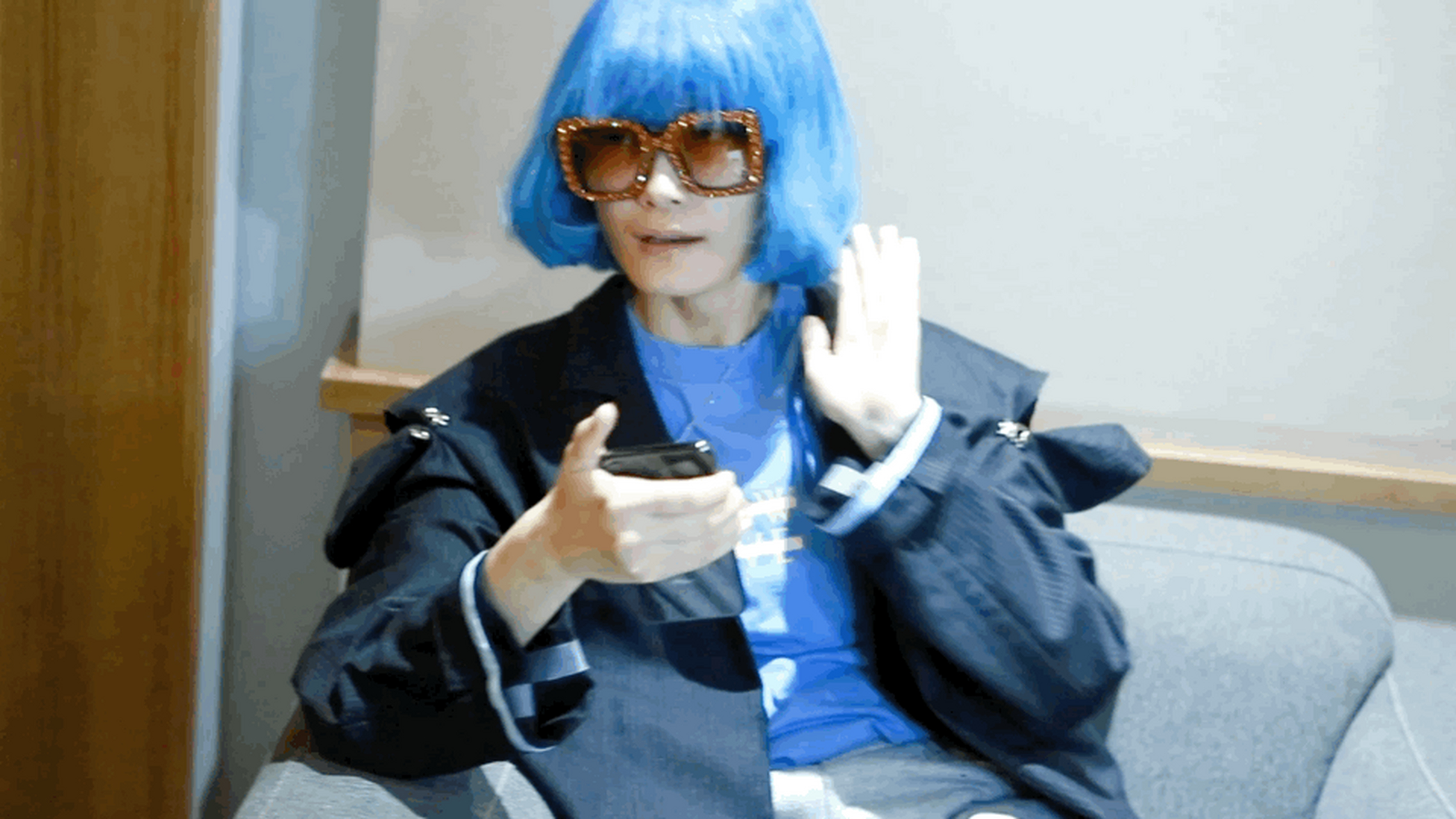 真·无价之姐!李宇春戴蓝色蘑菇头假发录歌偶像包袱全无